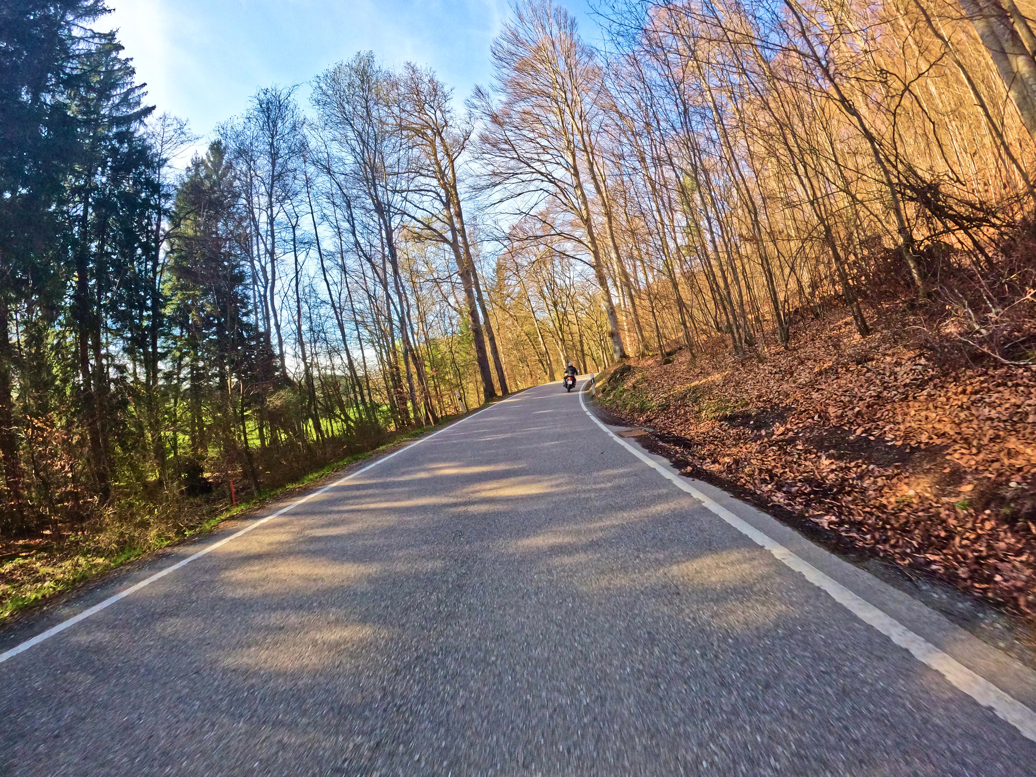 Ein weiterer Motorradfahrer genießt die Strecke