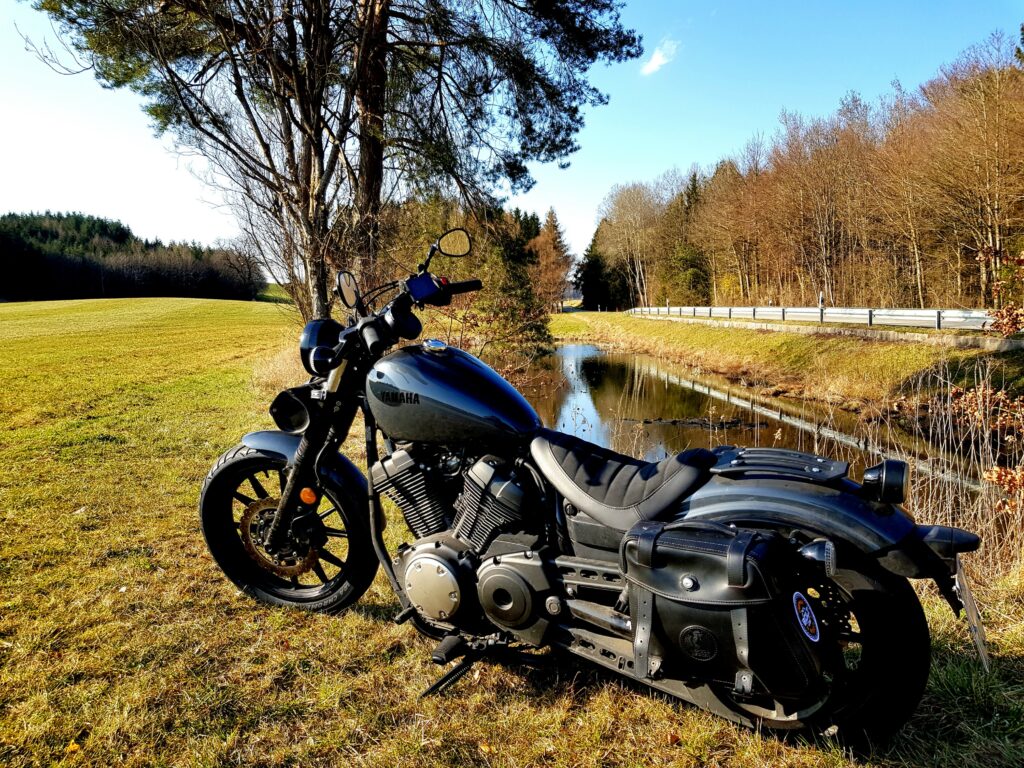 Ein kleiner Weiher am Straßenrand