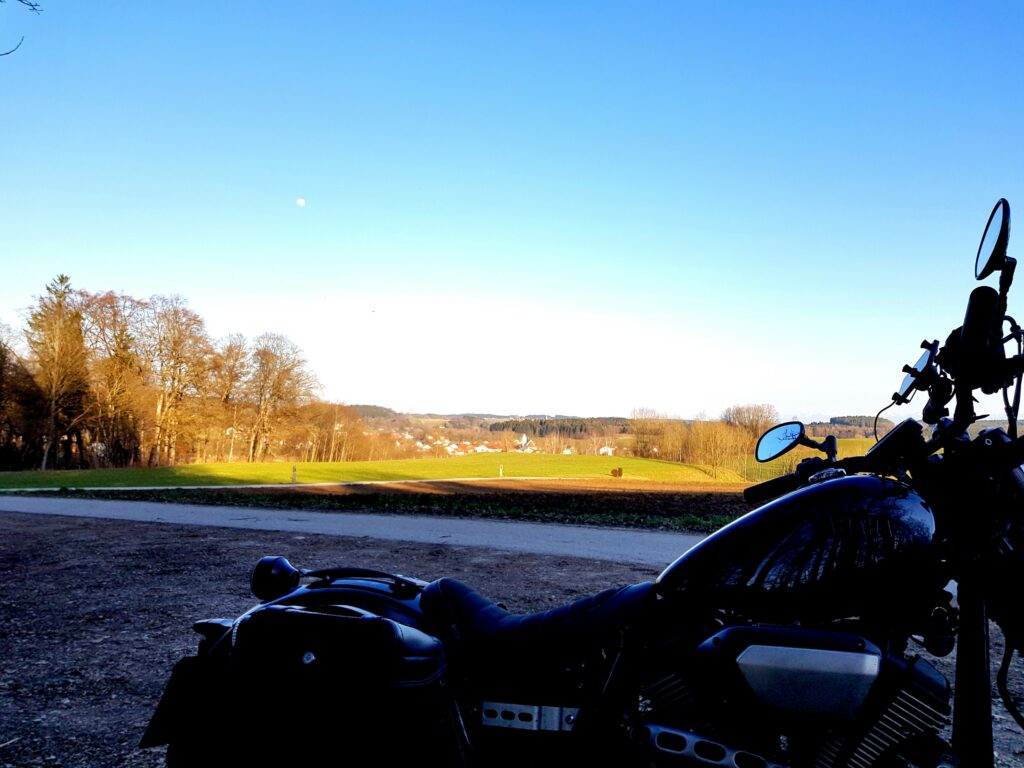 Blick von der kleinen Anhöhe auf die Ortschaft