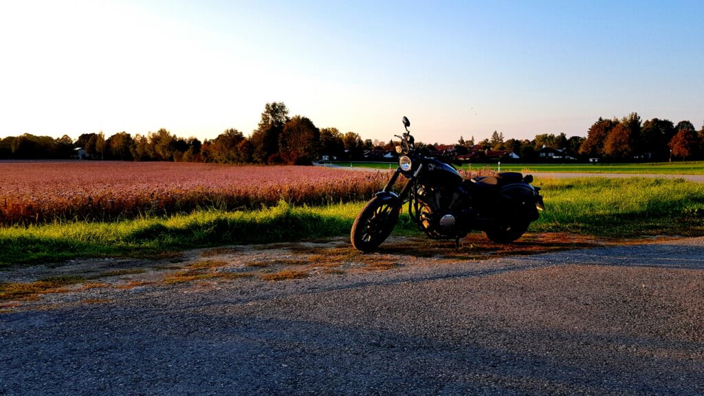 Blauer Himmel, lange Schatten, volle Farben