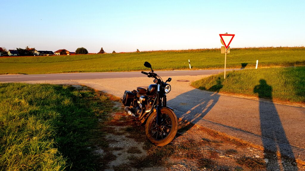 Die Sonne stand schon tief.