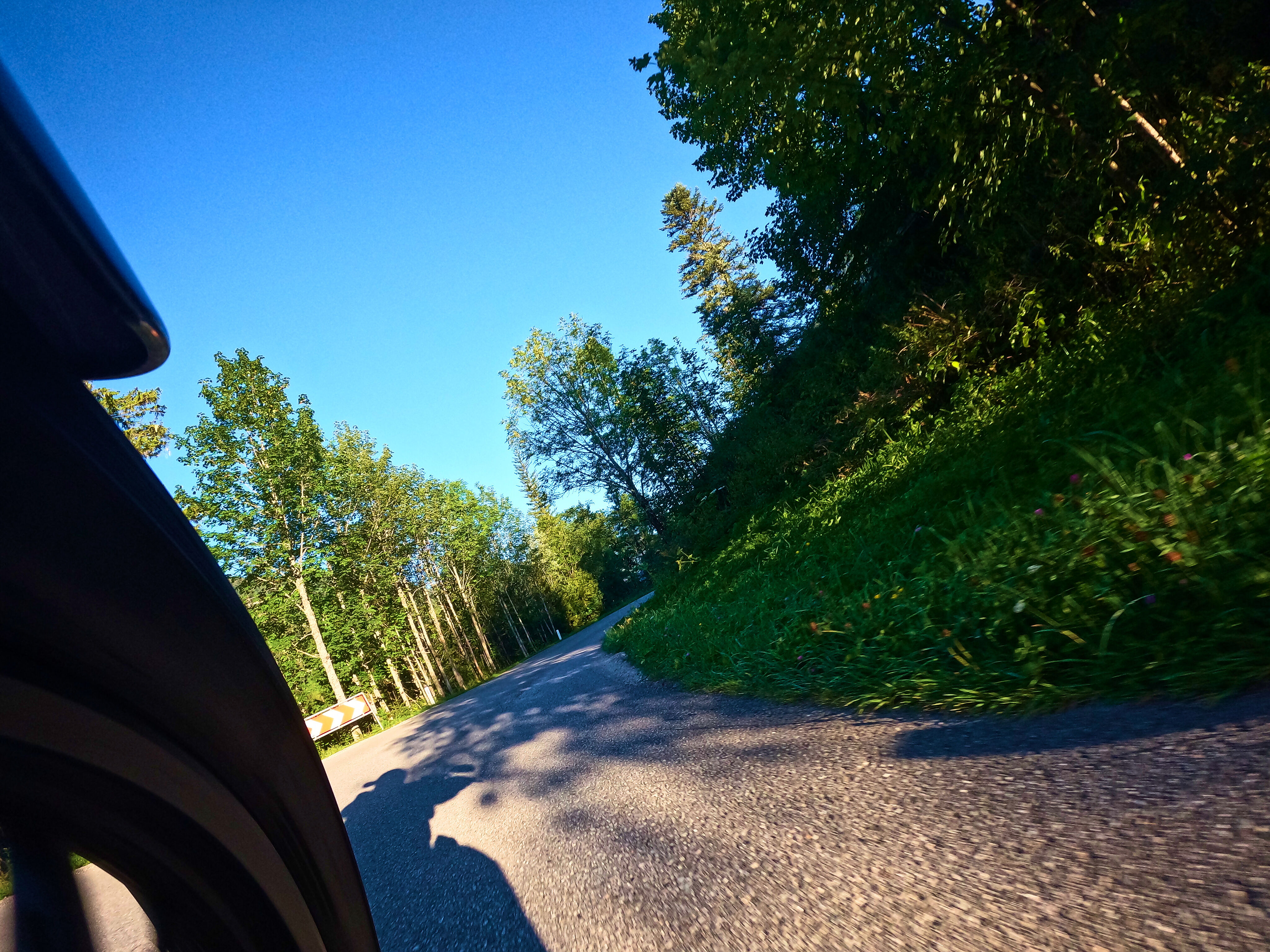 Rißtal Landesstraße, die Sonne im Rücken