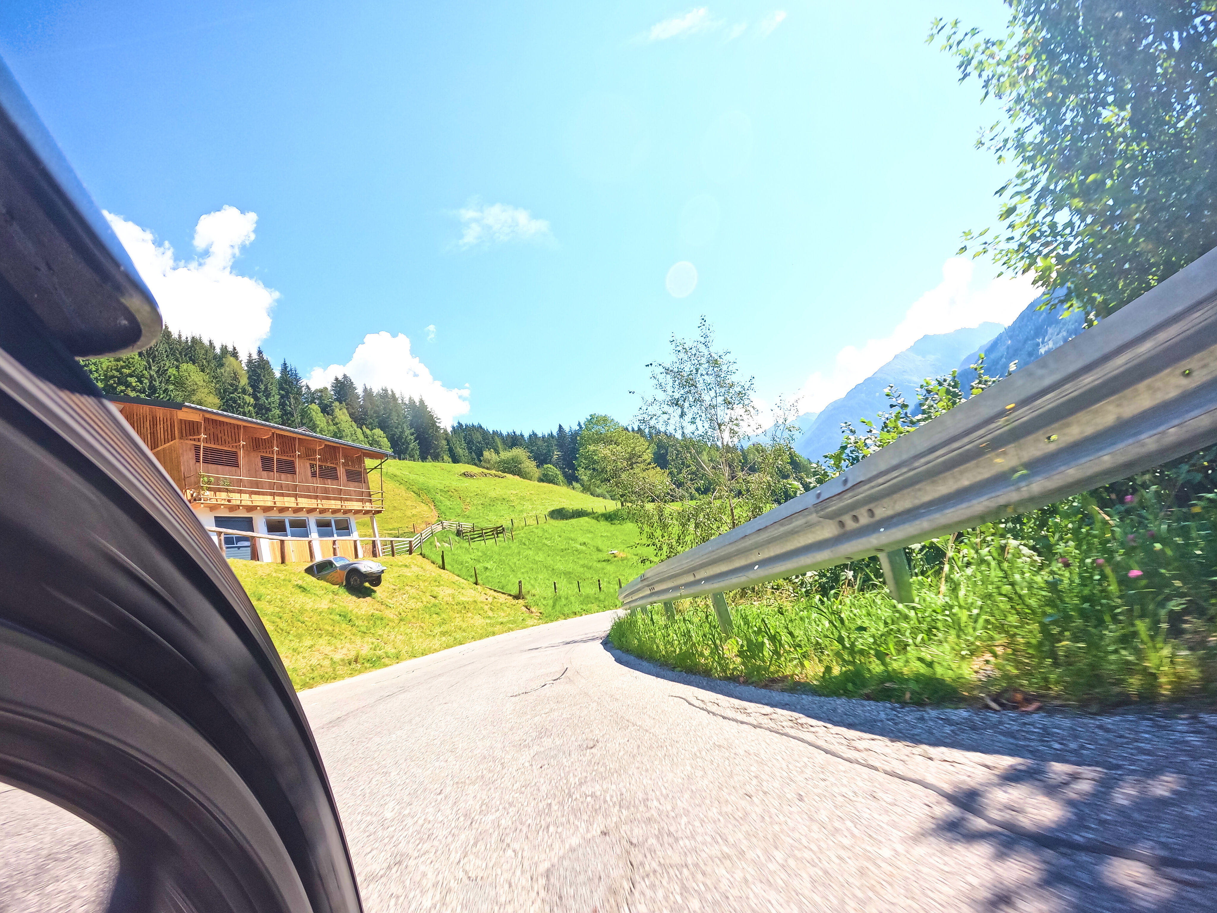 Da hängt ein Auto im Hang!