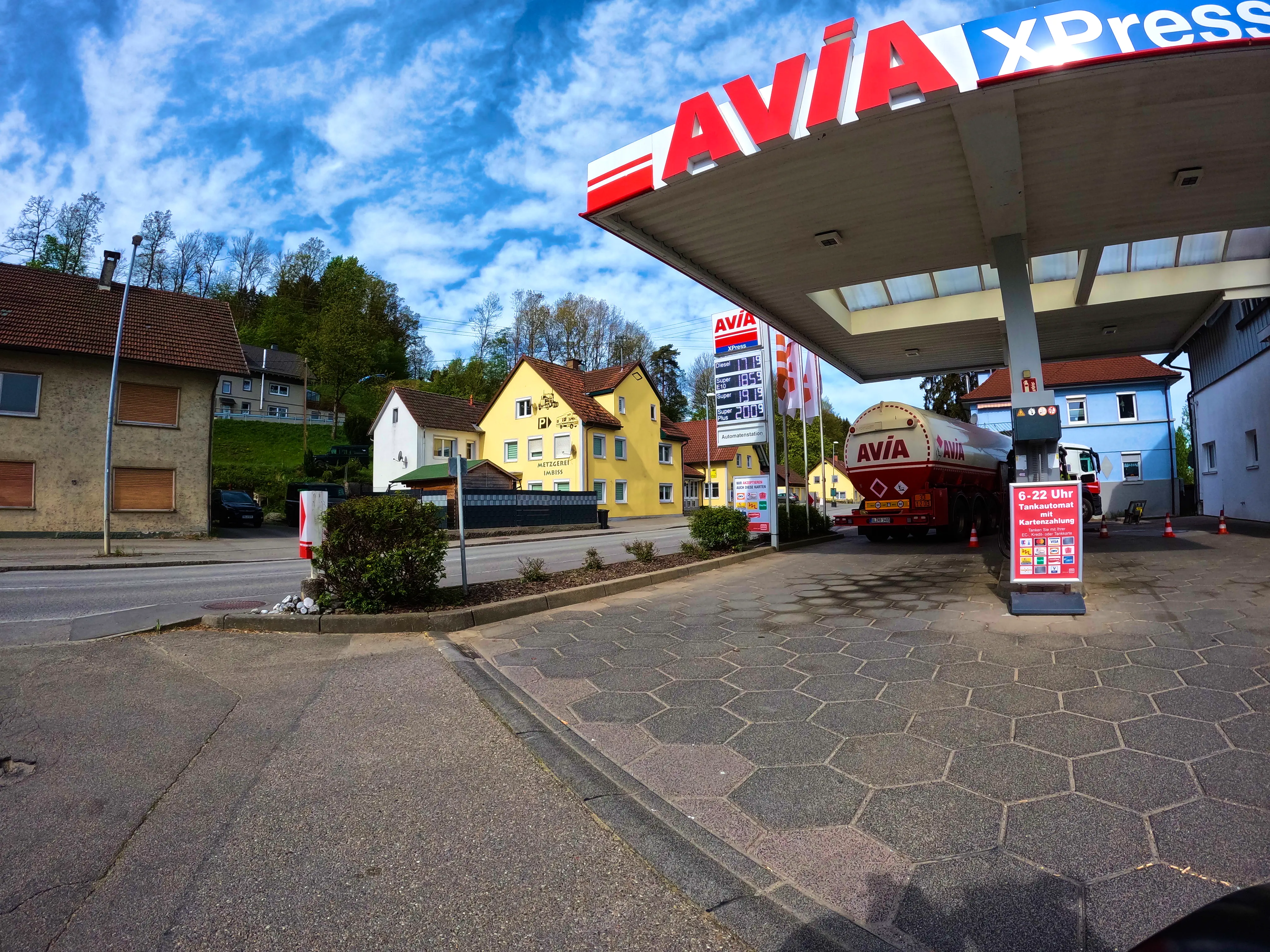 Erster Tankstopp