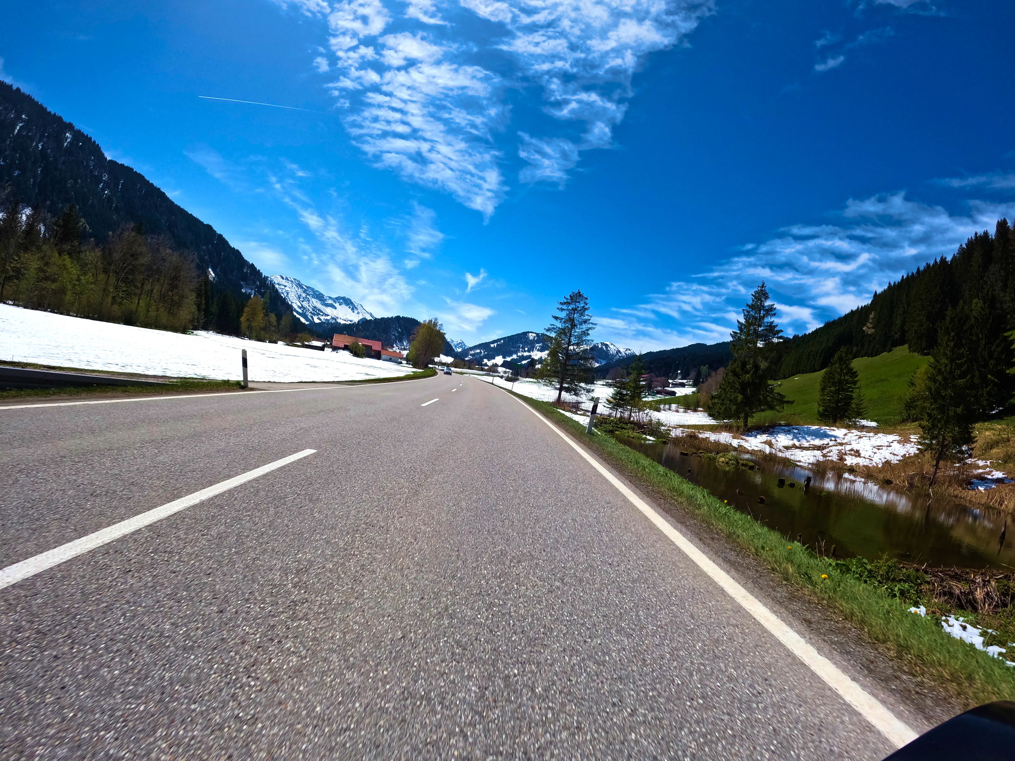 Langgezogene Kurve links