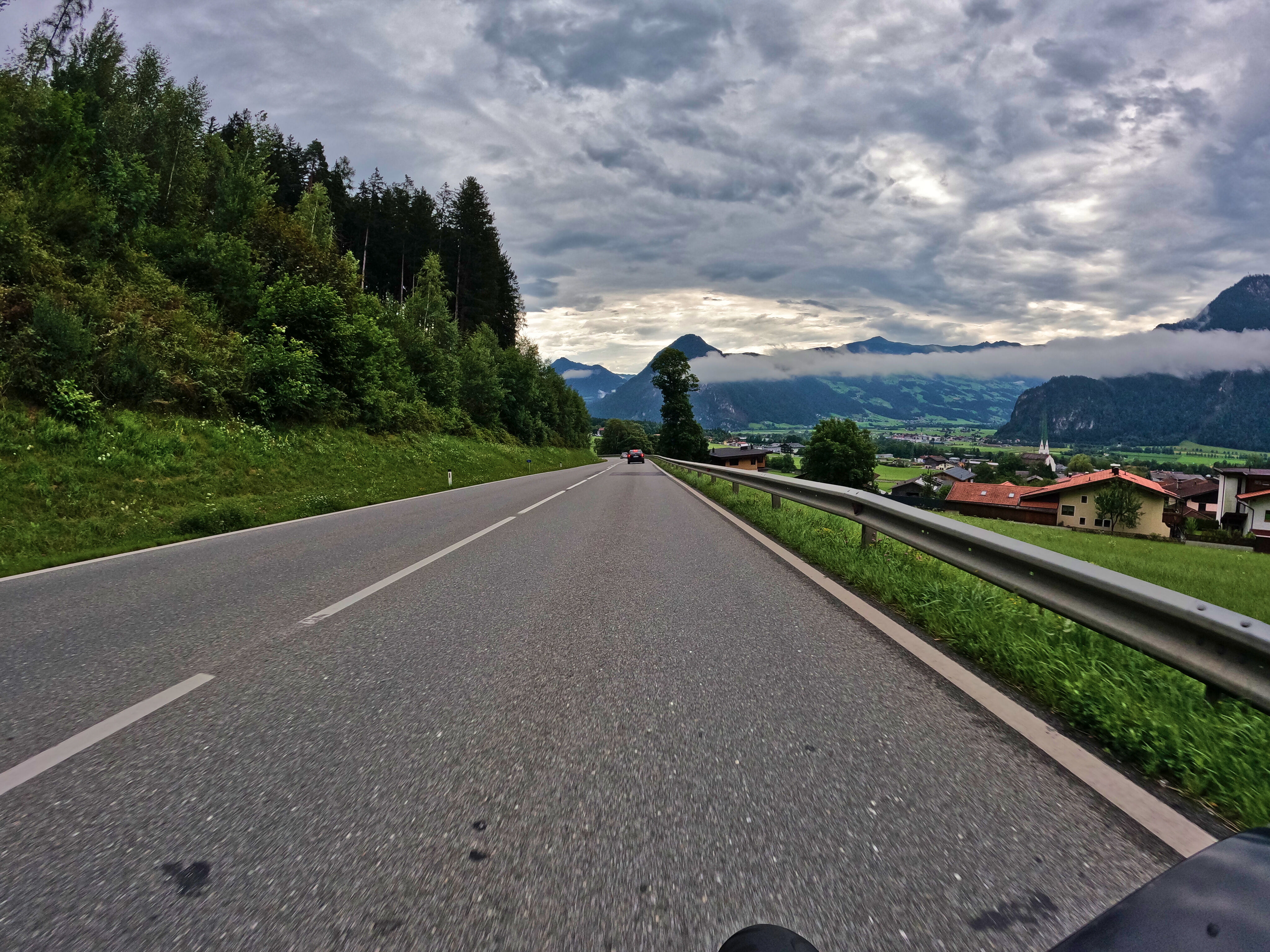 Vorbei am Achensee, es wird trockener