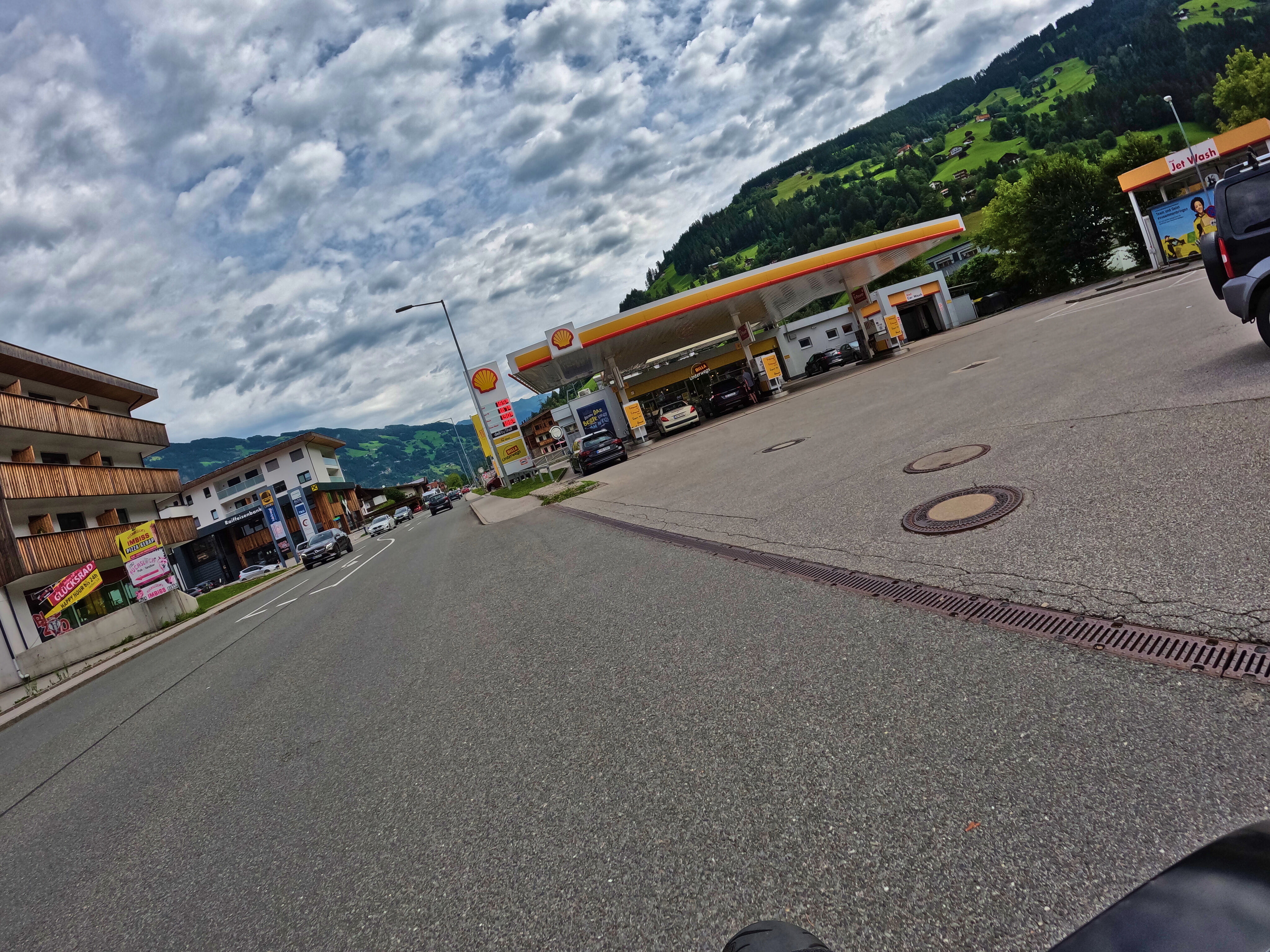 Tankstopp, Regenkleidung abgelegt