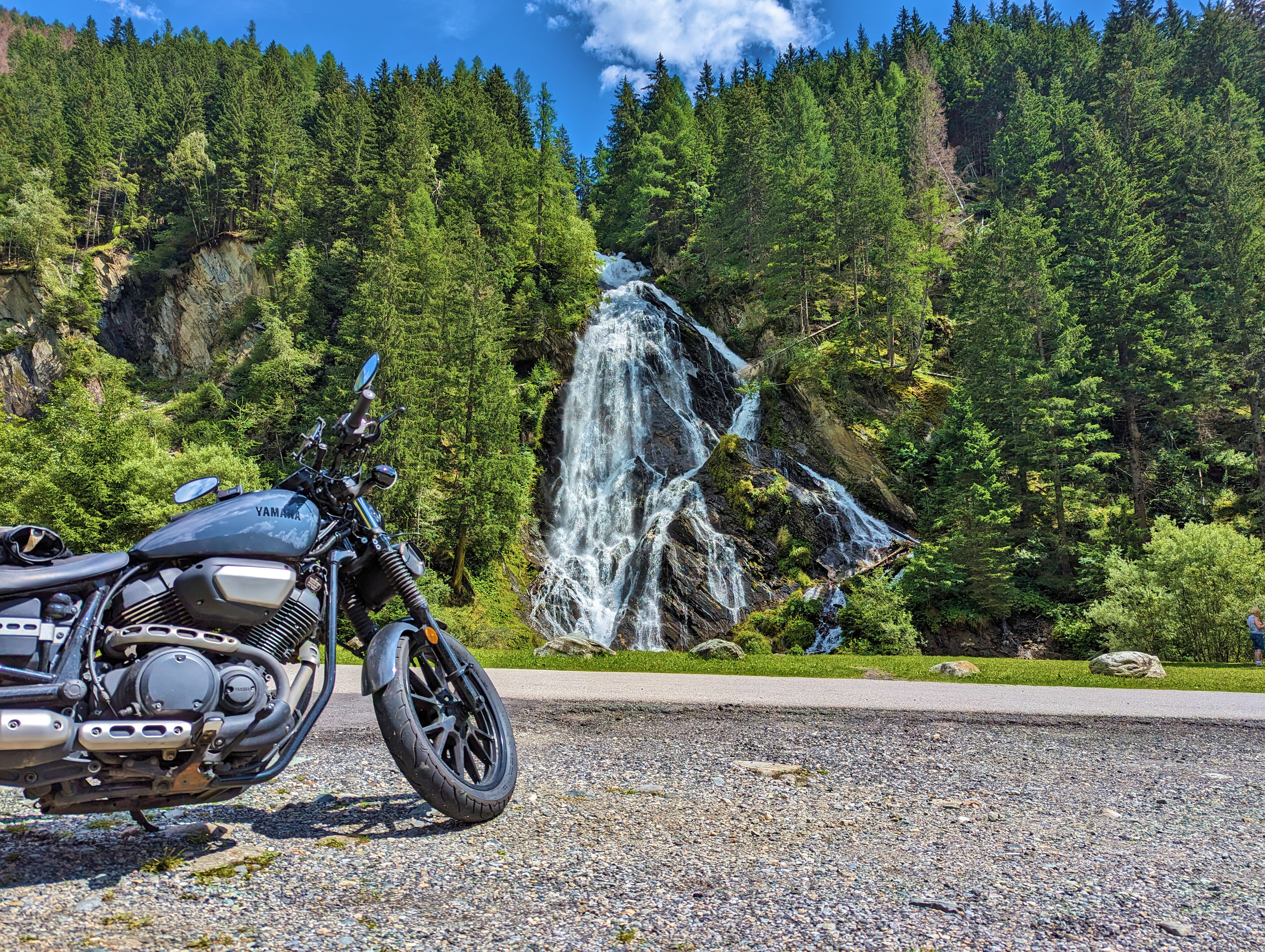 Bolt vor Schleierwasserfall