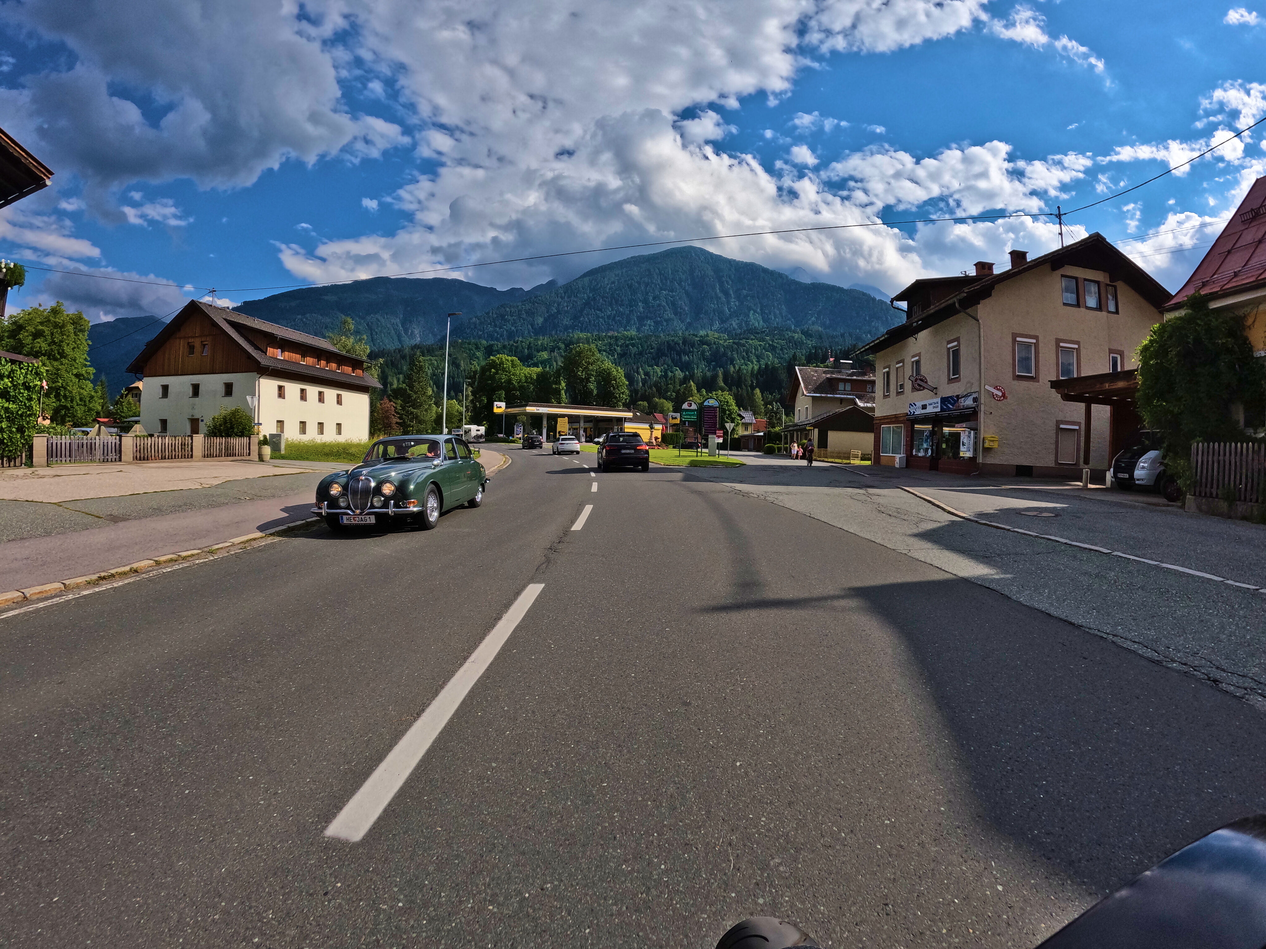 Oldtimer und Tankstopp