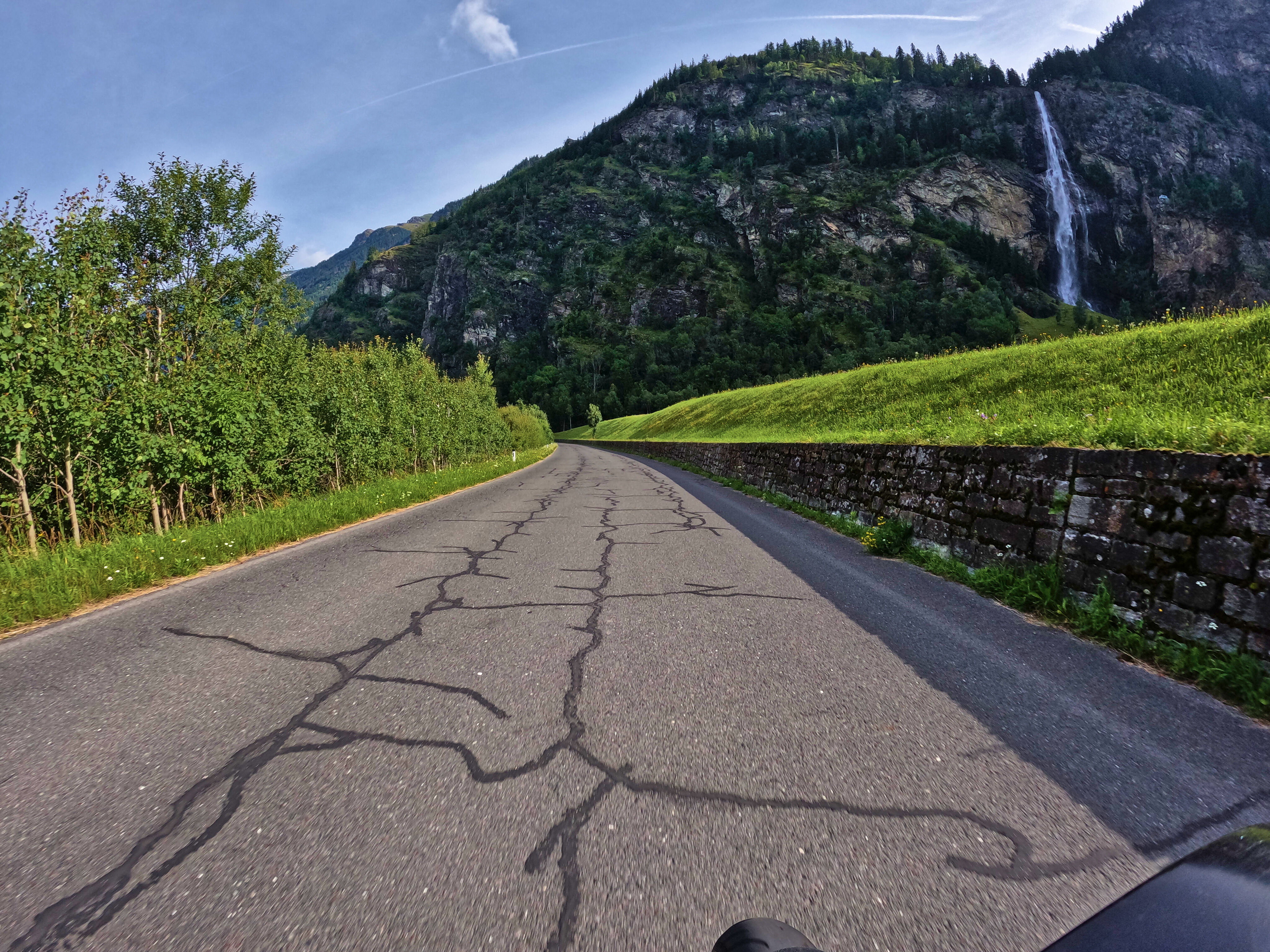 &hellip; an einem Wasserfall vorbei &hellip;