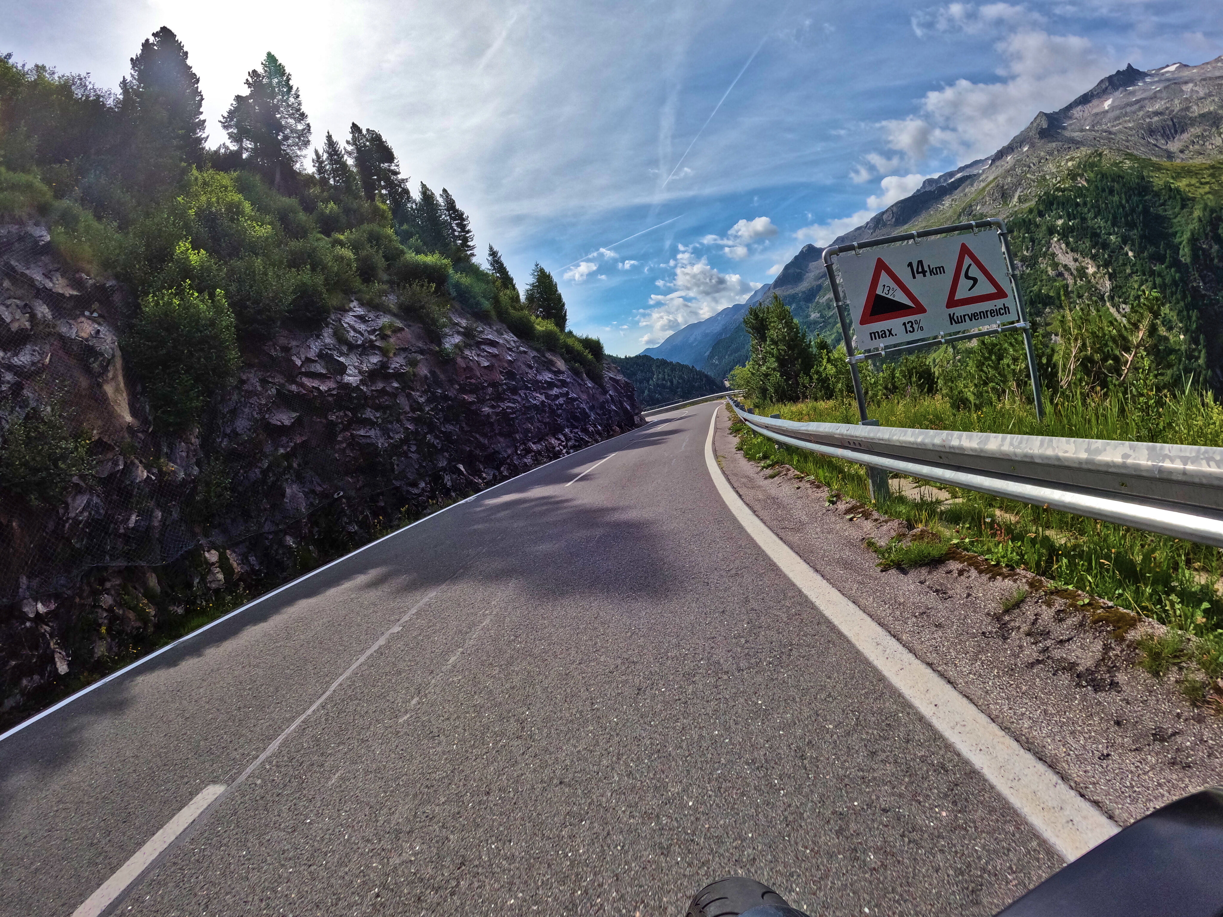 Wieder runter, mit Gefälle und viel Kurven!