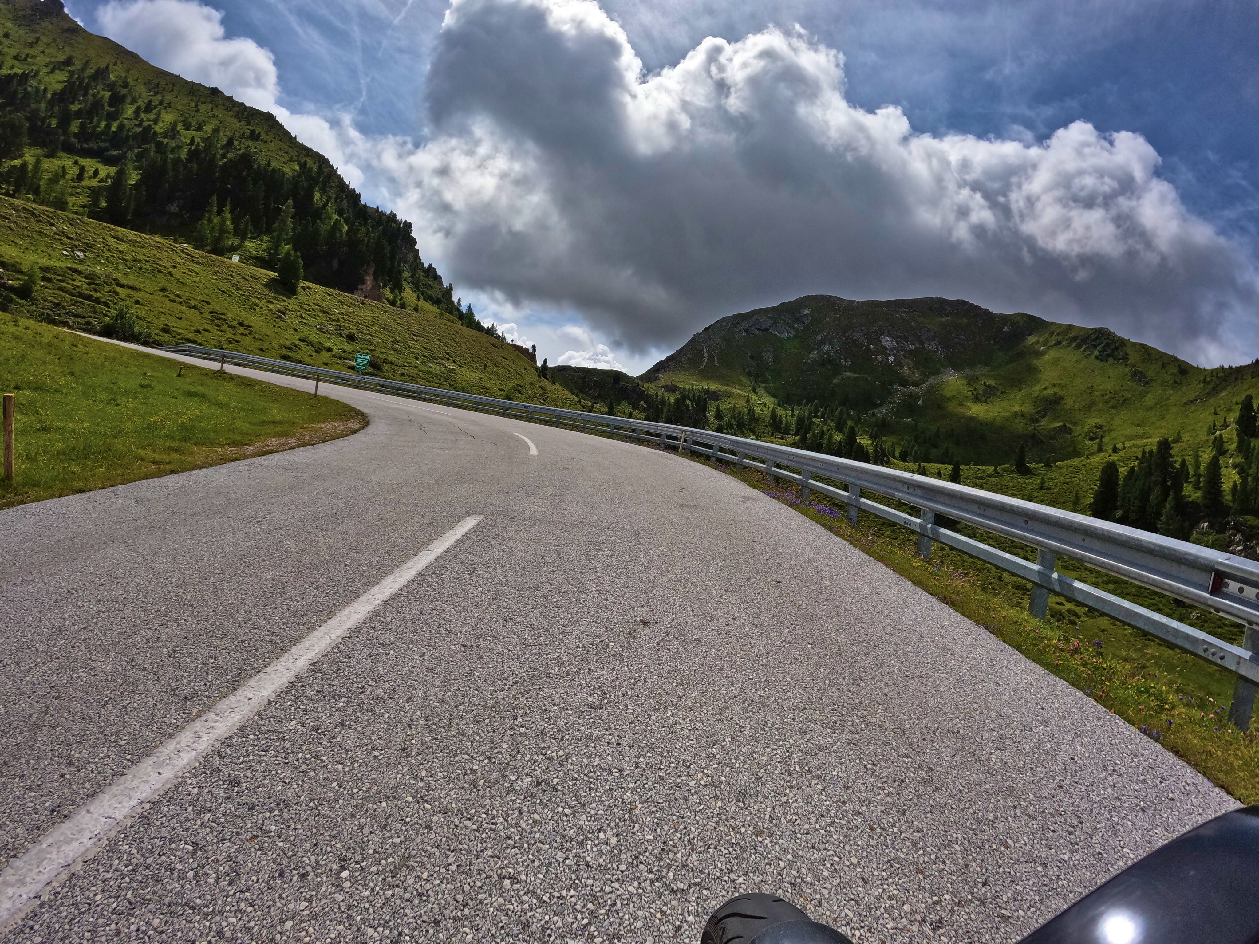 Kehre, Berge, Wiese, Wolke