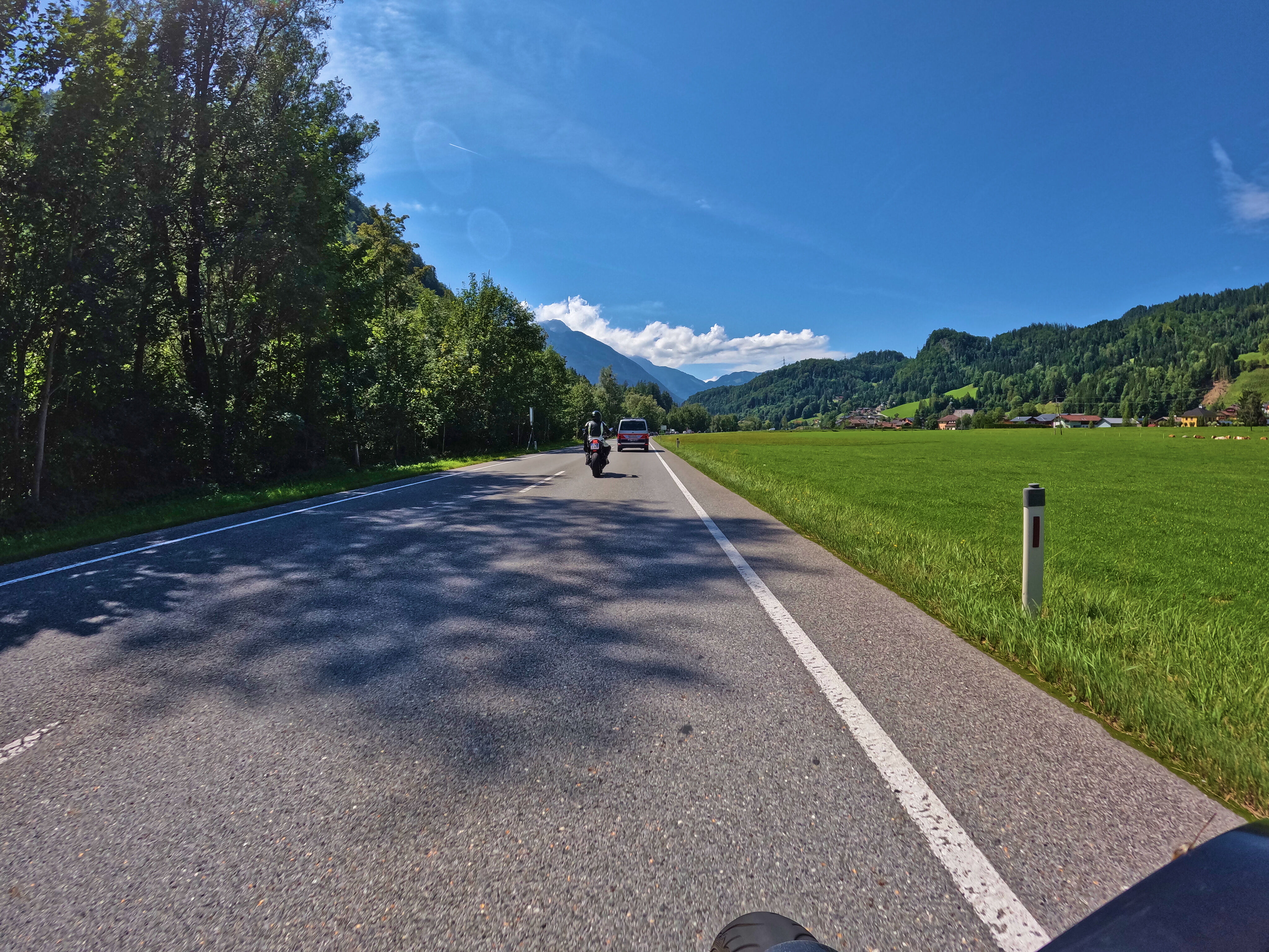 Überholverbot und Polizei - alles zuckelt hinter einem Traktor her