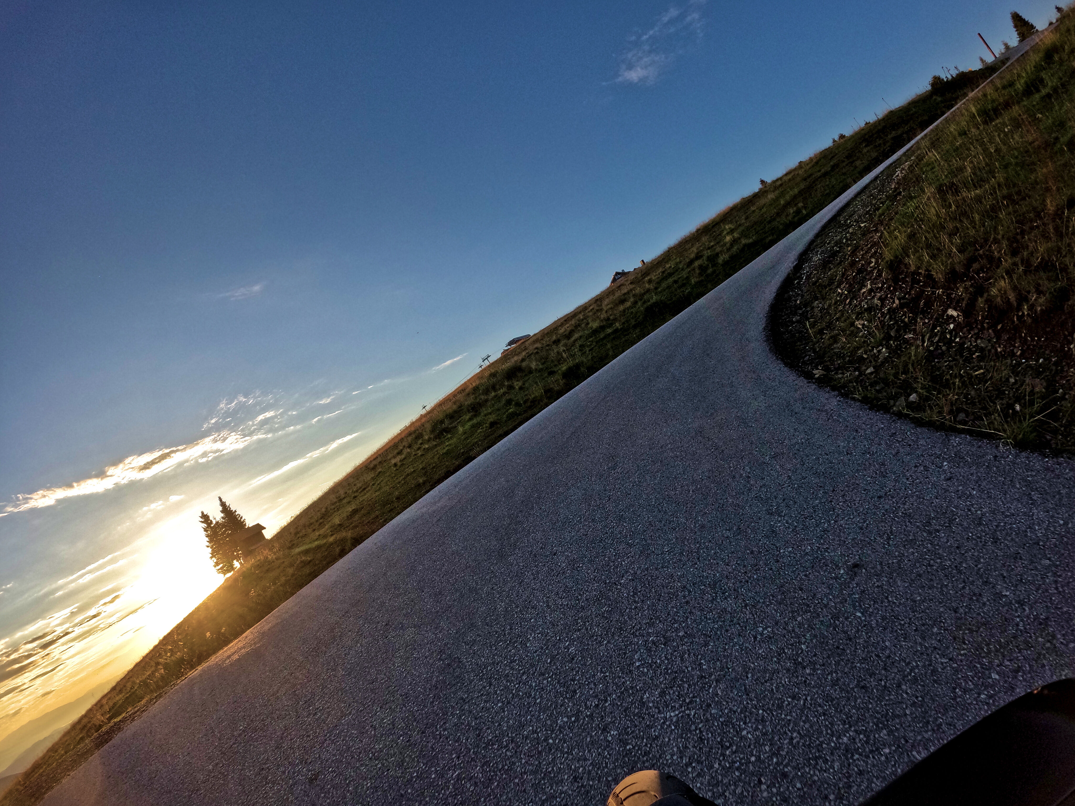 Die Sonne spitzte über den Berg