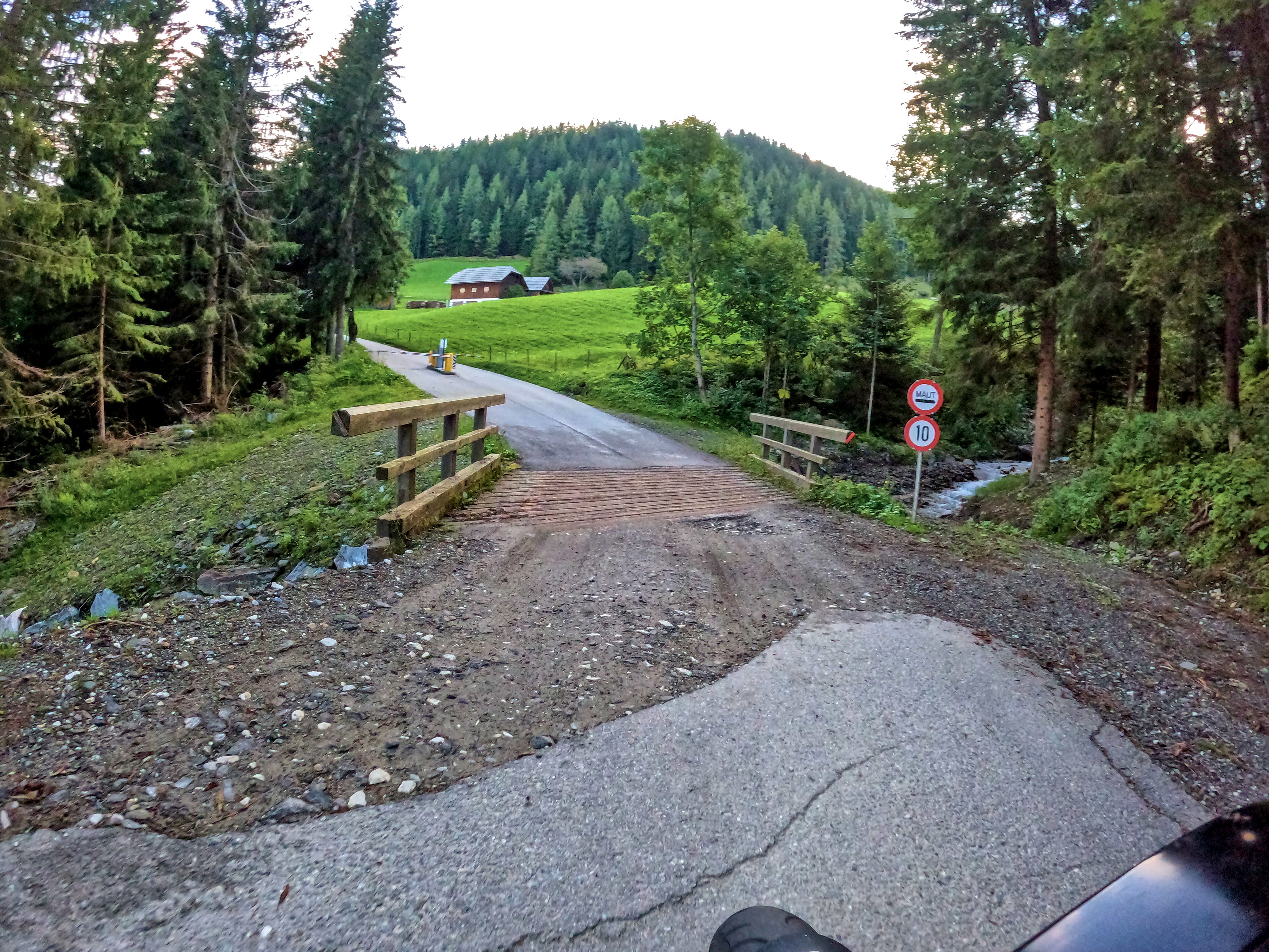 Mautstation, schlechter Straßenzustand