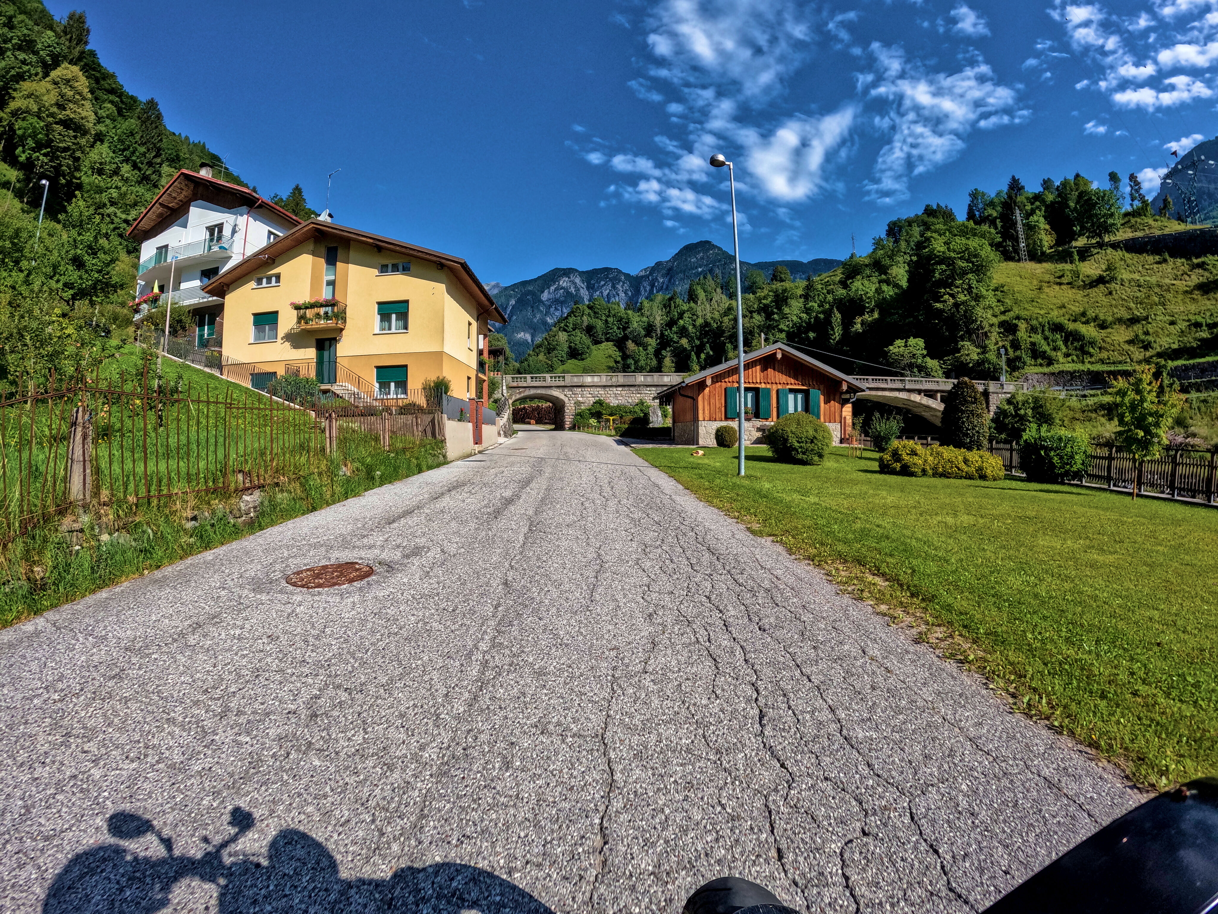 Aus dem malerischen Dorf raus &hellip;
