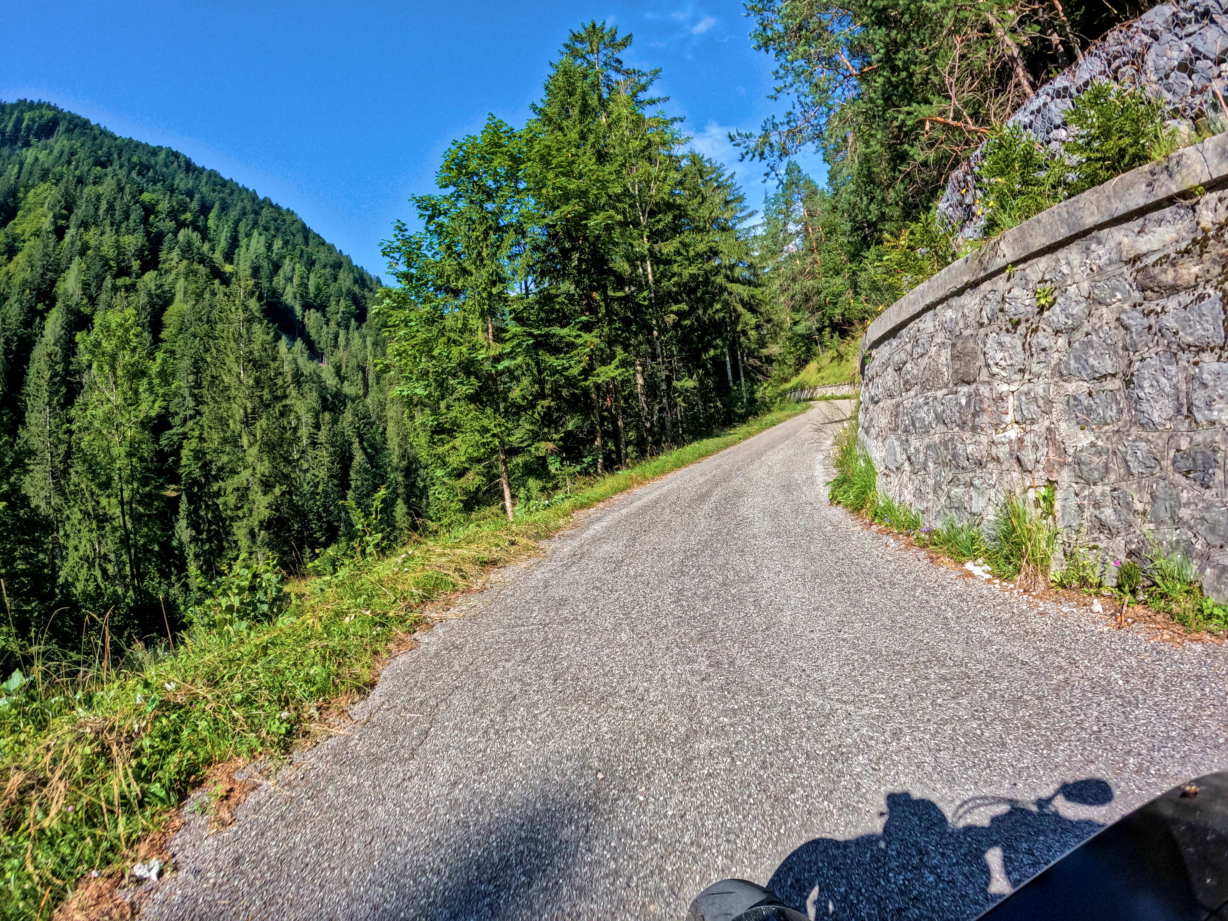 Straße: schmal und kurvig