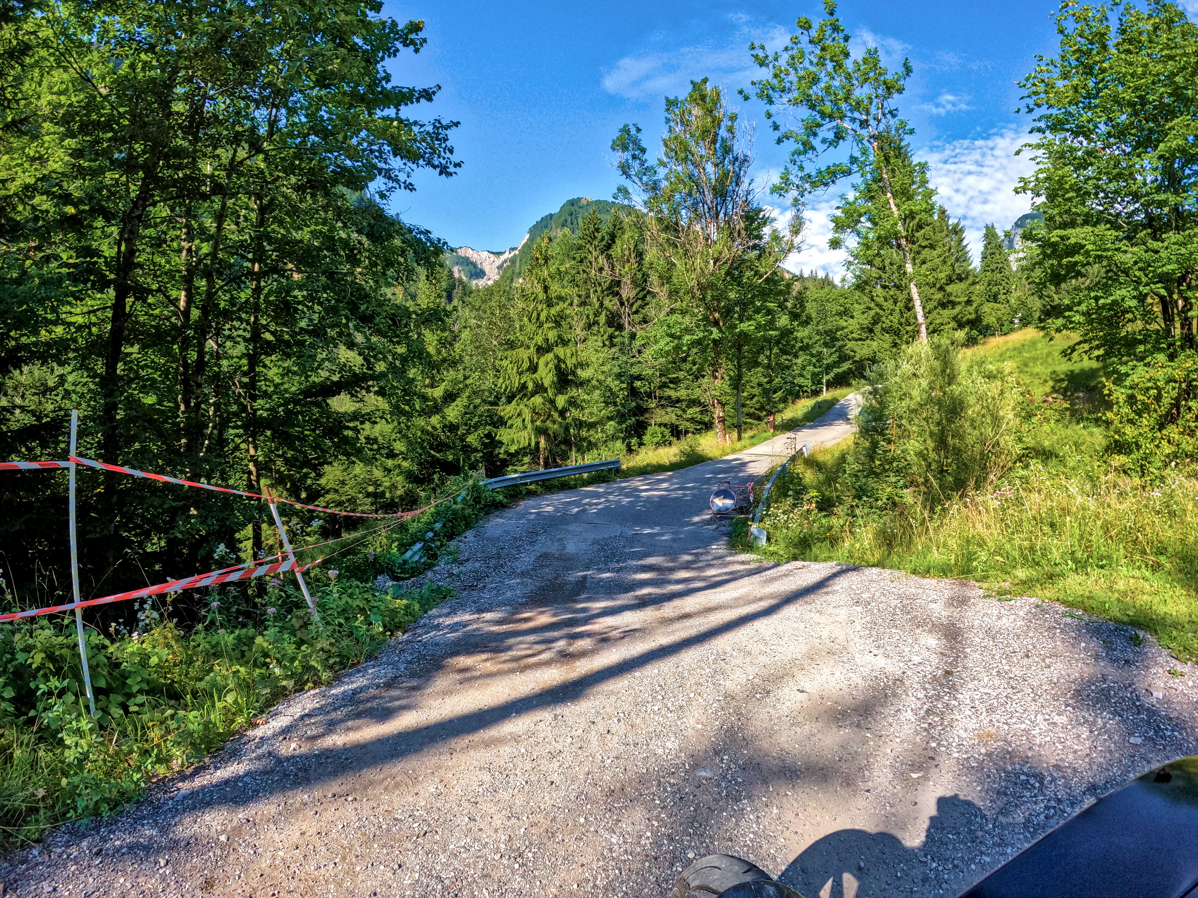 &hellip; dahinter dann Straßenschäden.