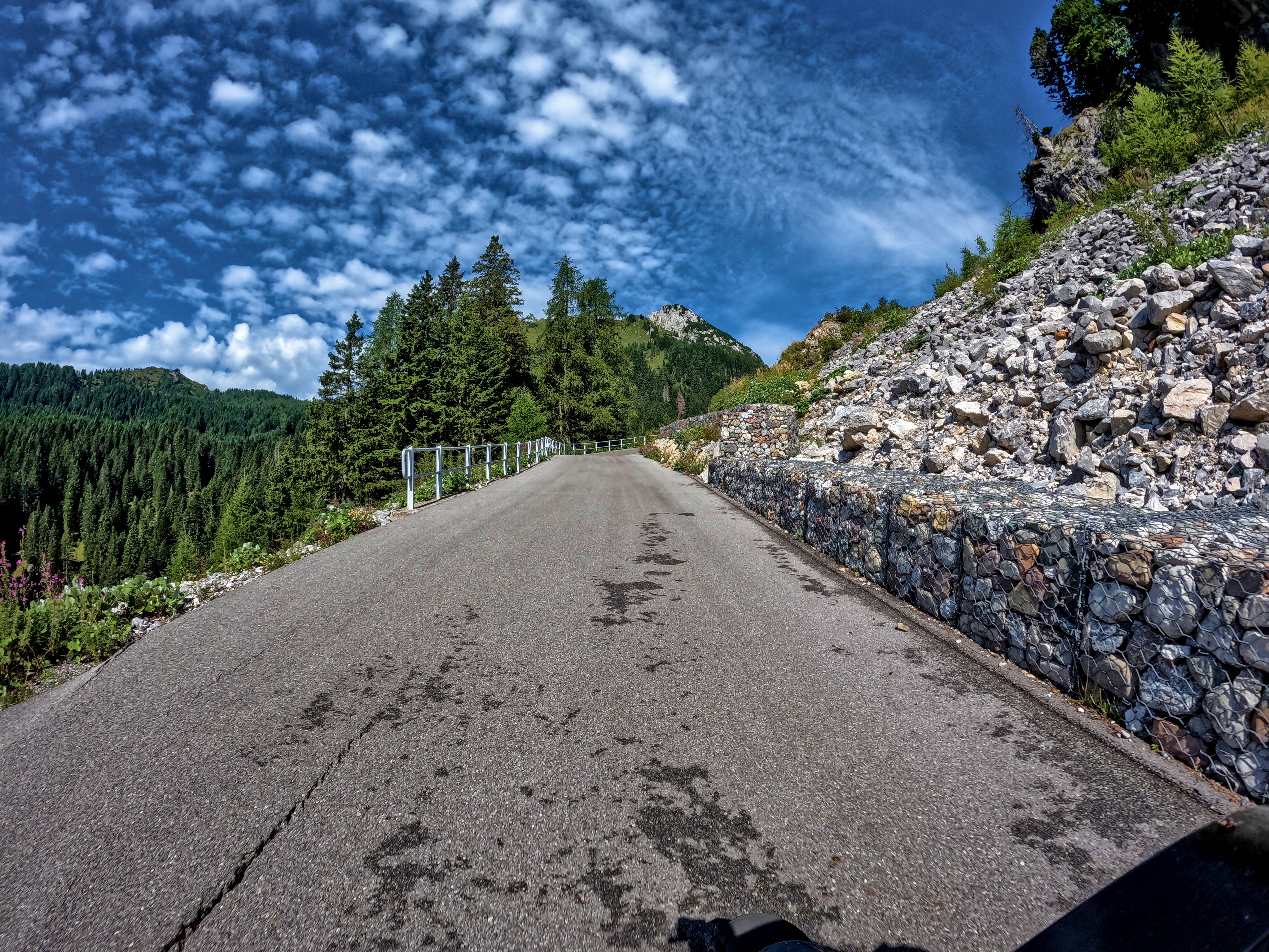 Bergauf, mit Steinen