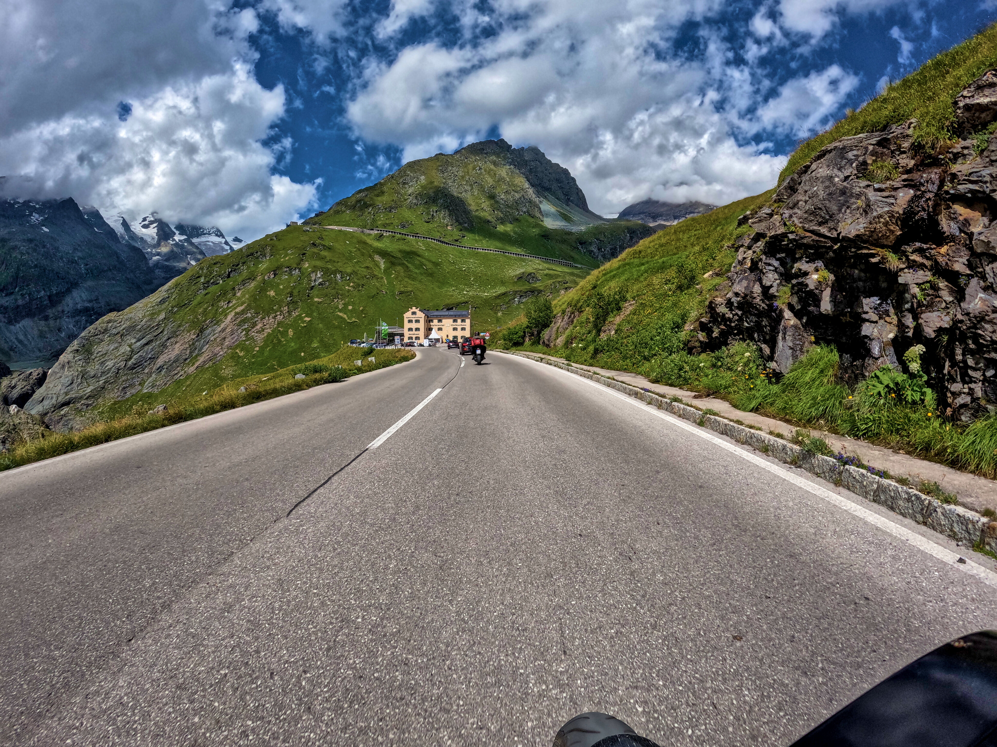 Vorne: Naßfeldspeicher