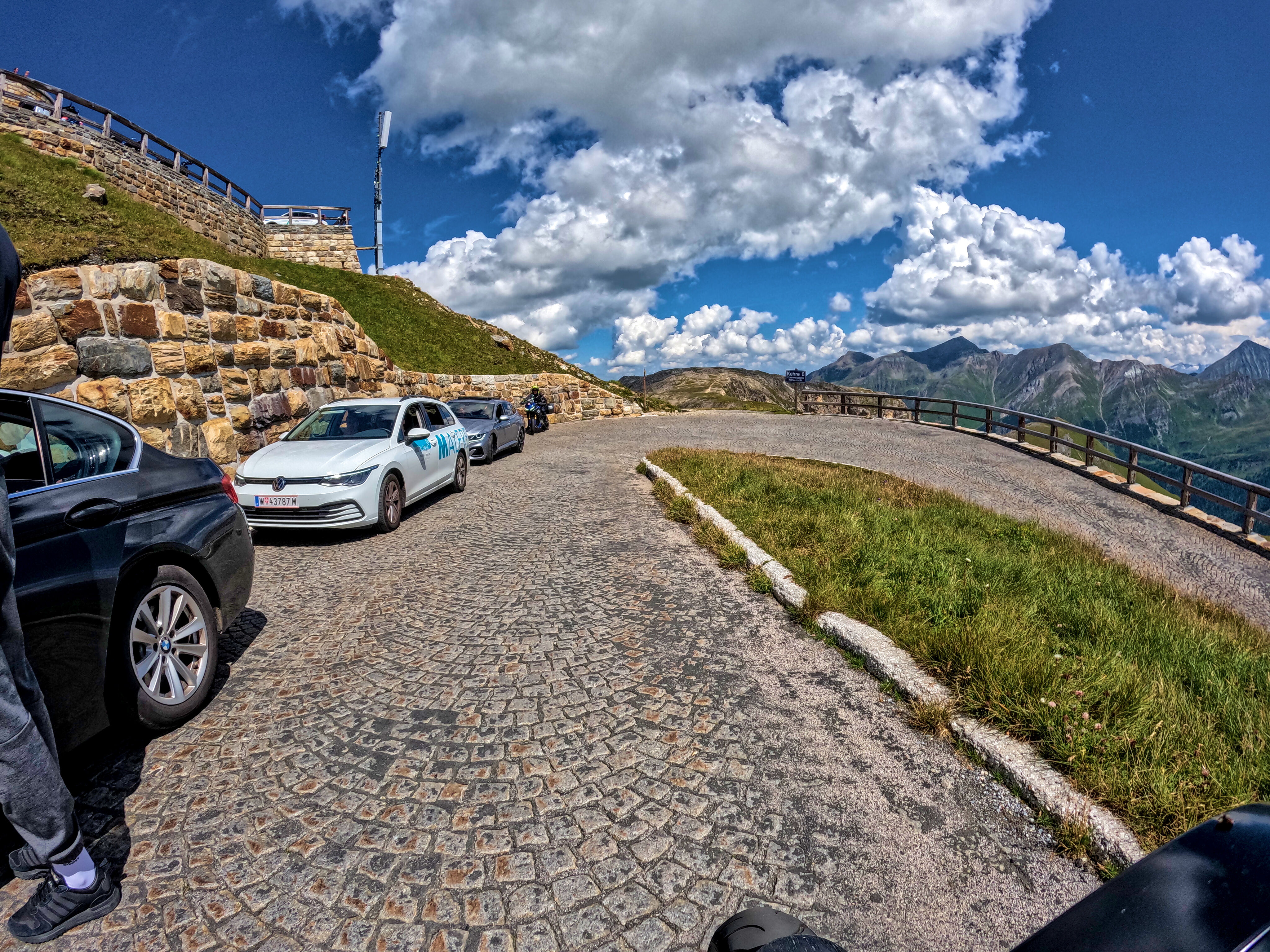 &hellip; auf der Auffahrt bildete.