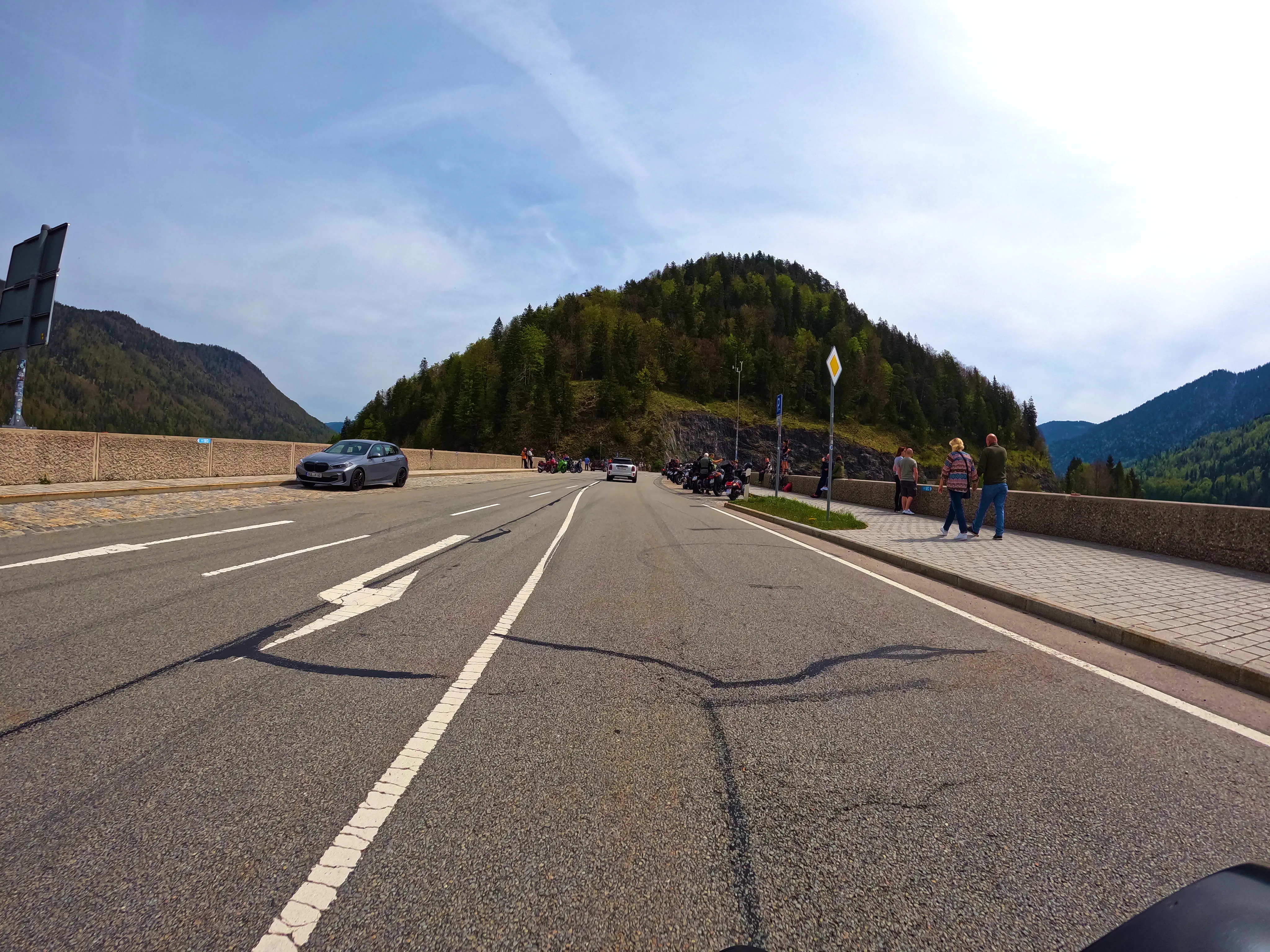 Vorbei am gut besuchten Sylvensteinspeicher