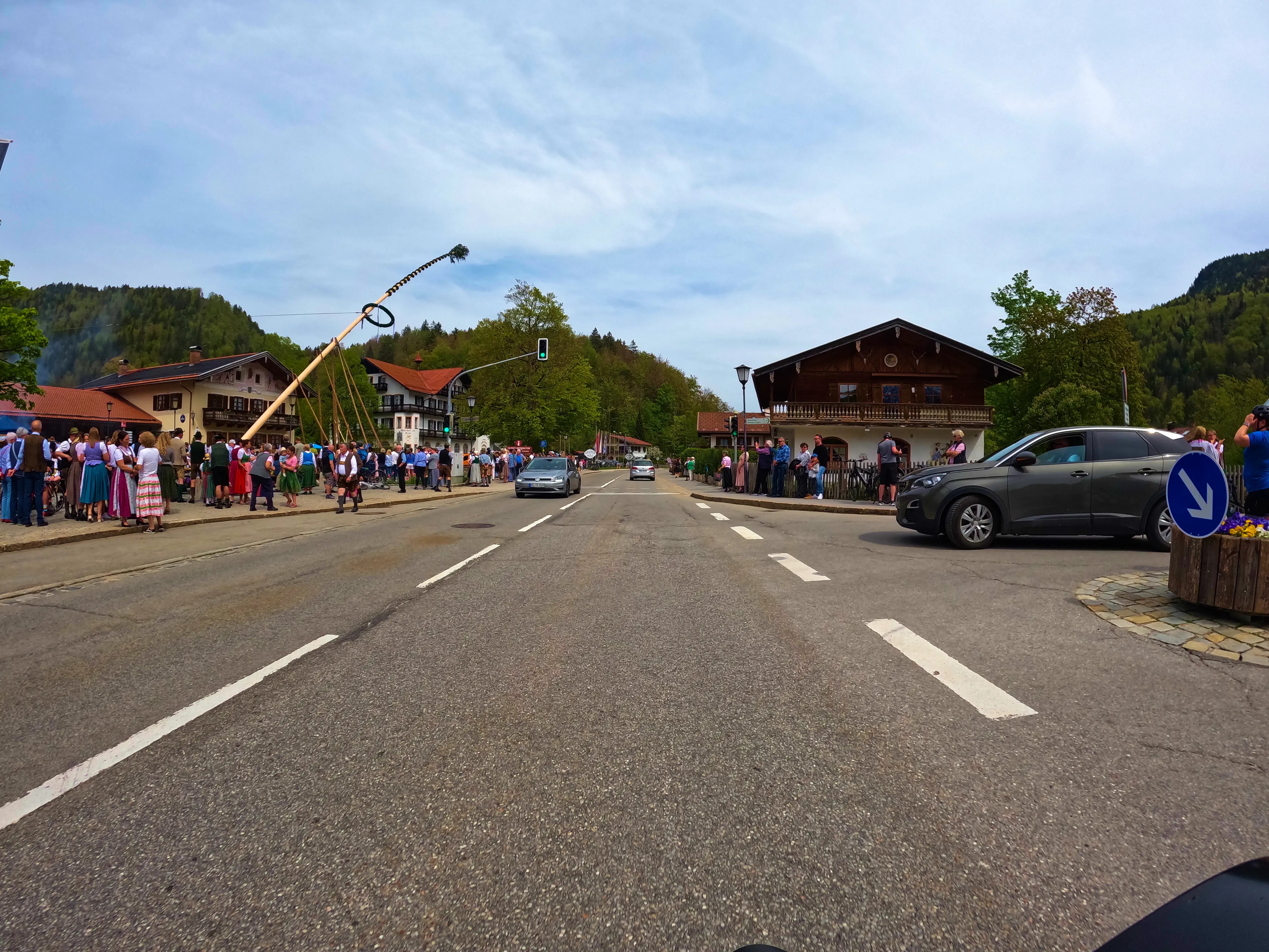 Oh, ein Maibaum! Ohne Umleitung!