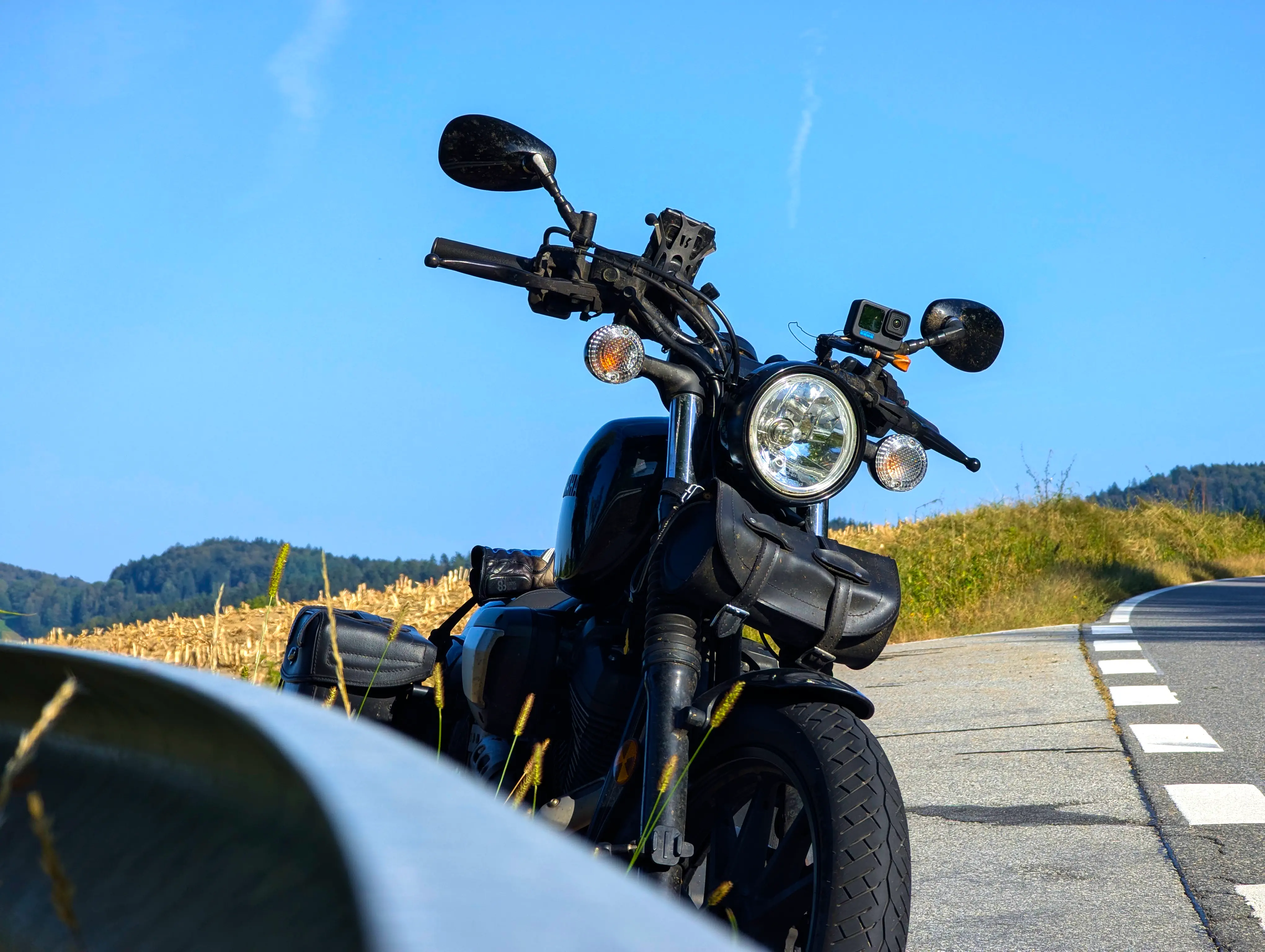 Bolt hinter Leitplanke