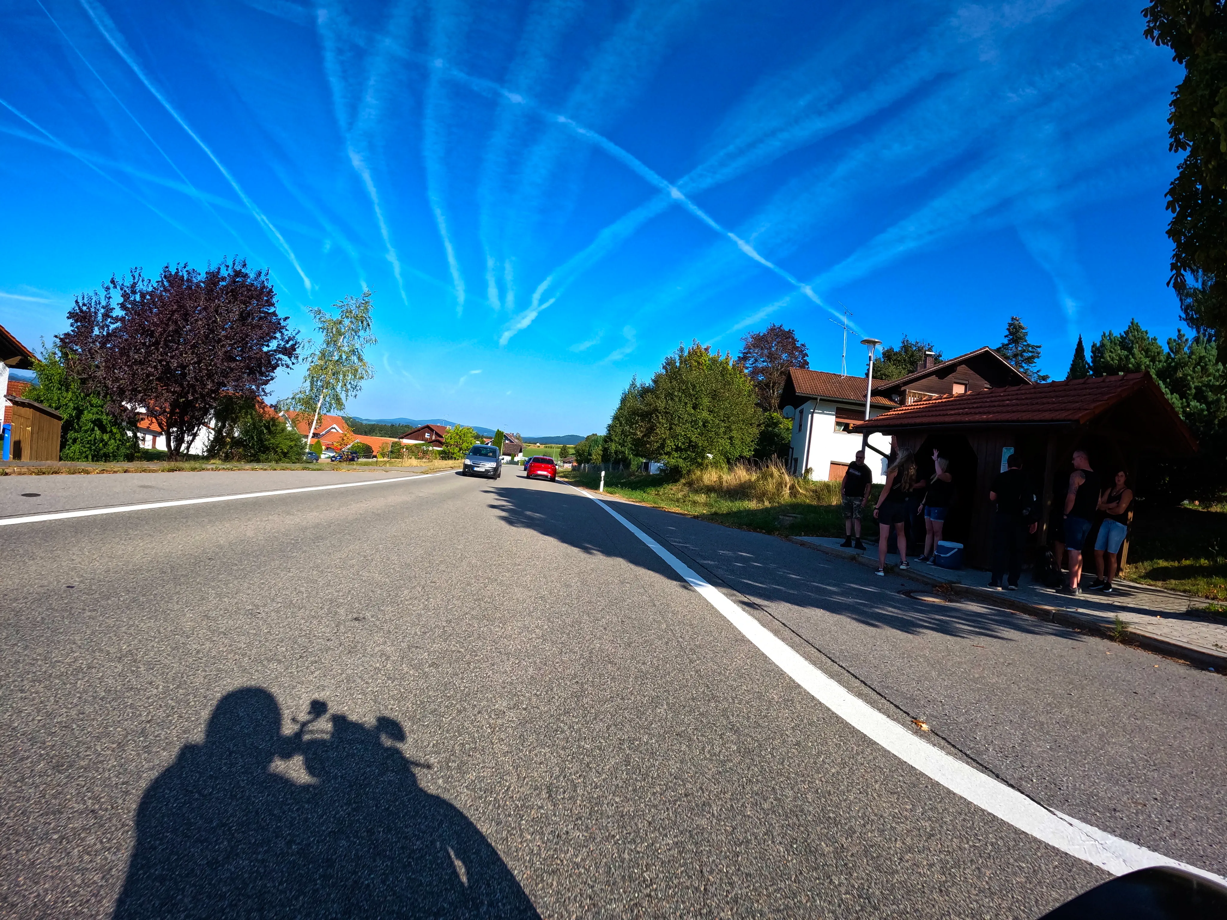 Partyvolk an der Bushaltestelle