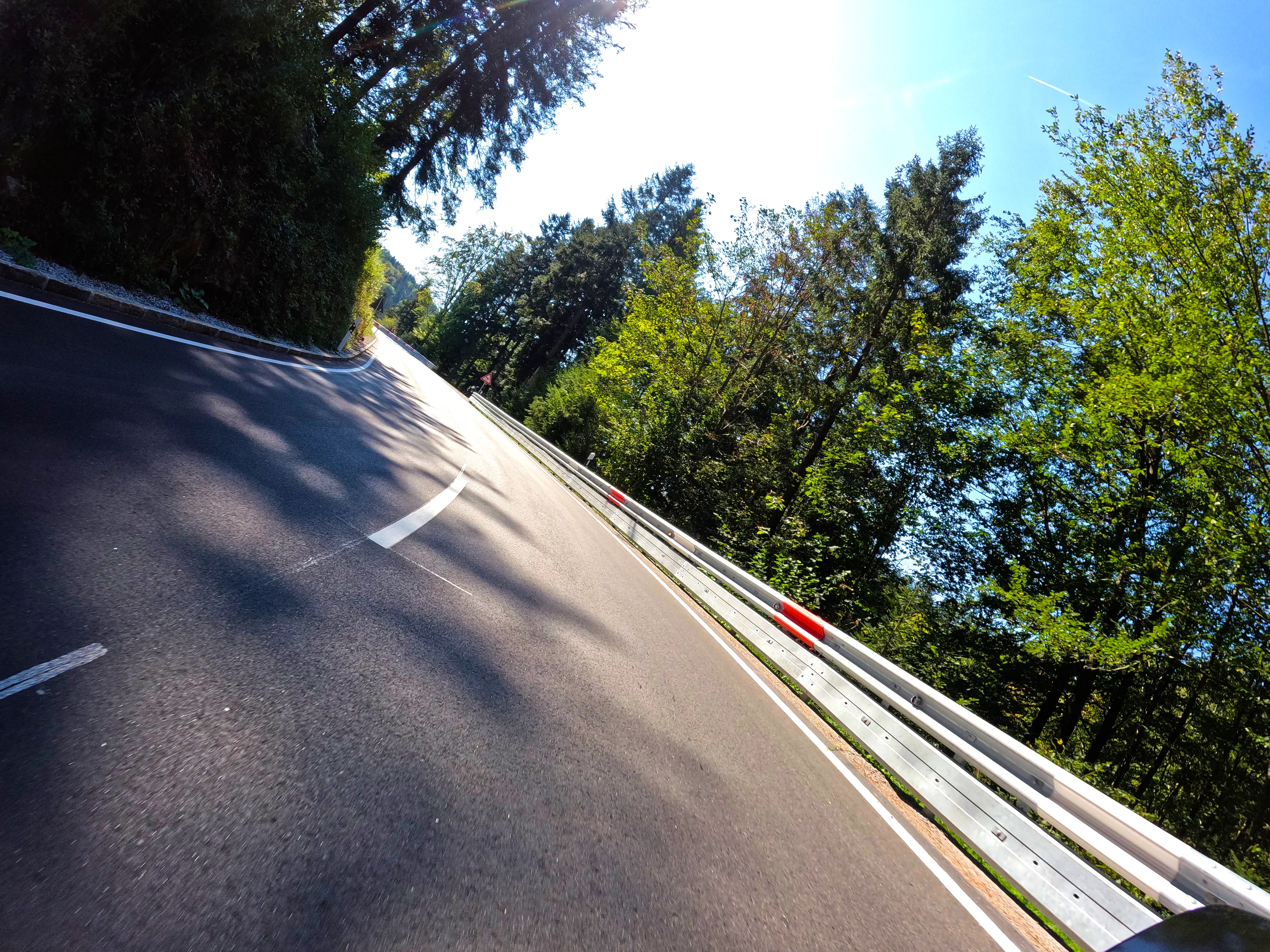 Kurve rot-weiss: Fahrspaß