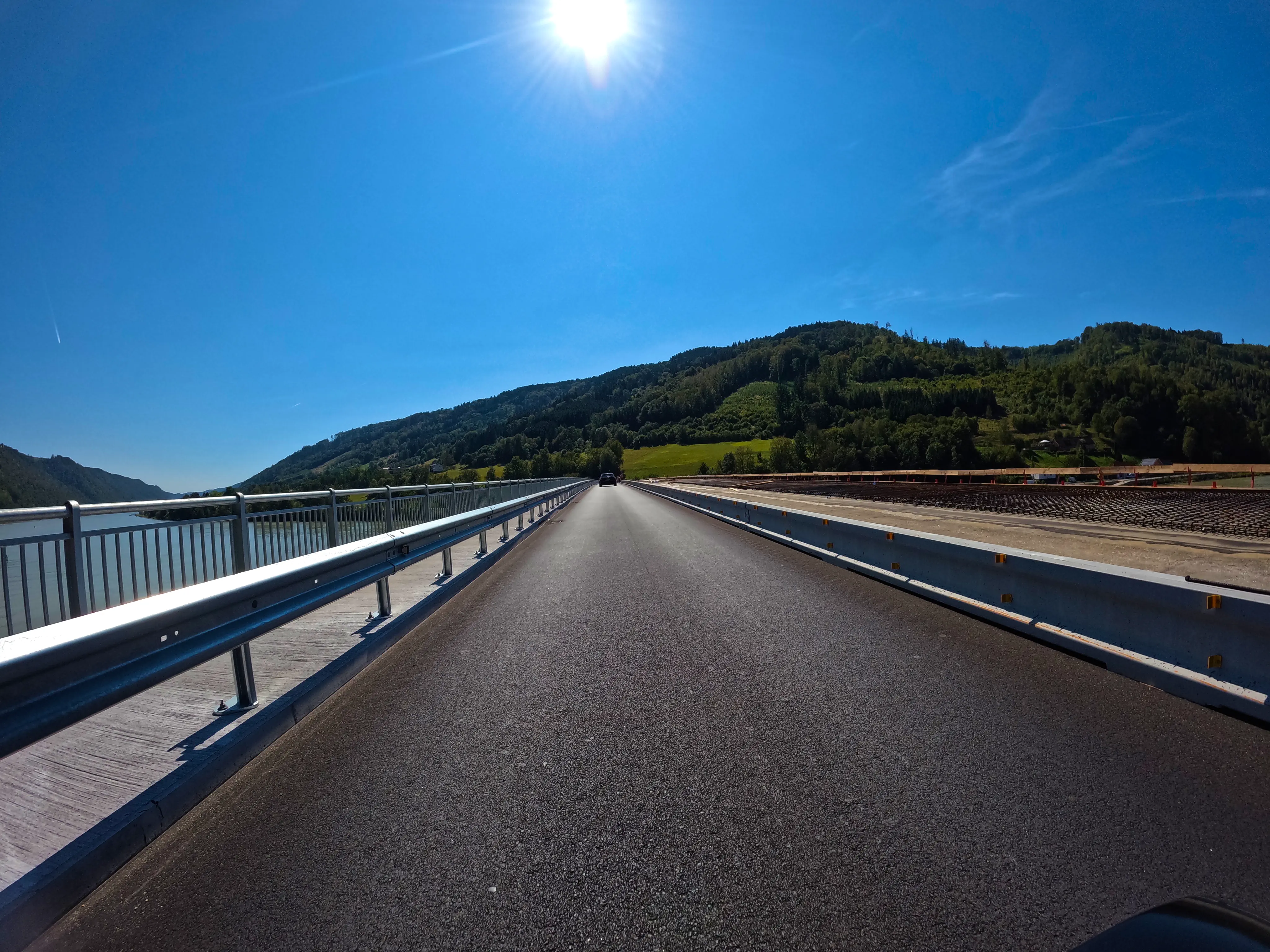 Über die Donau auf frischem Asphalt