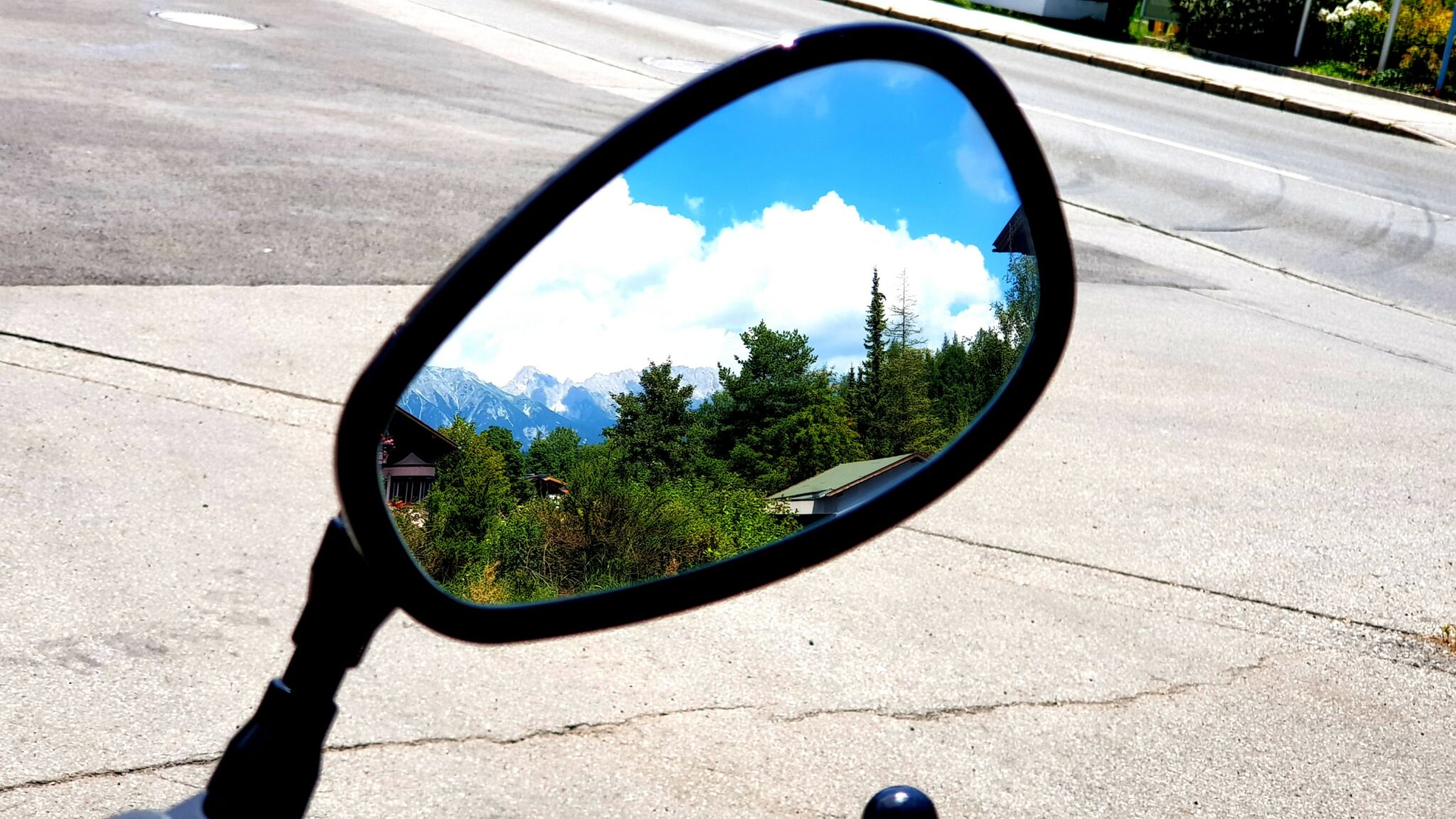 Spiegelbild beim Tanken