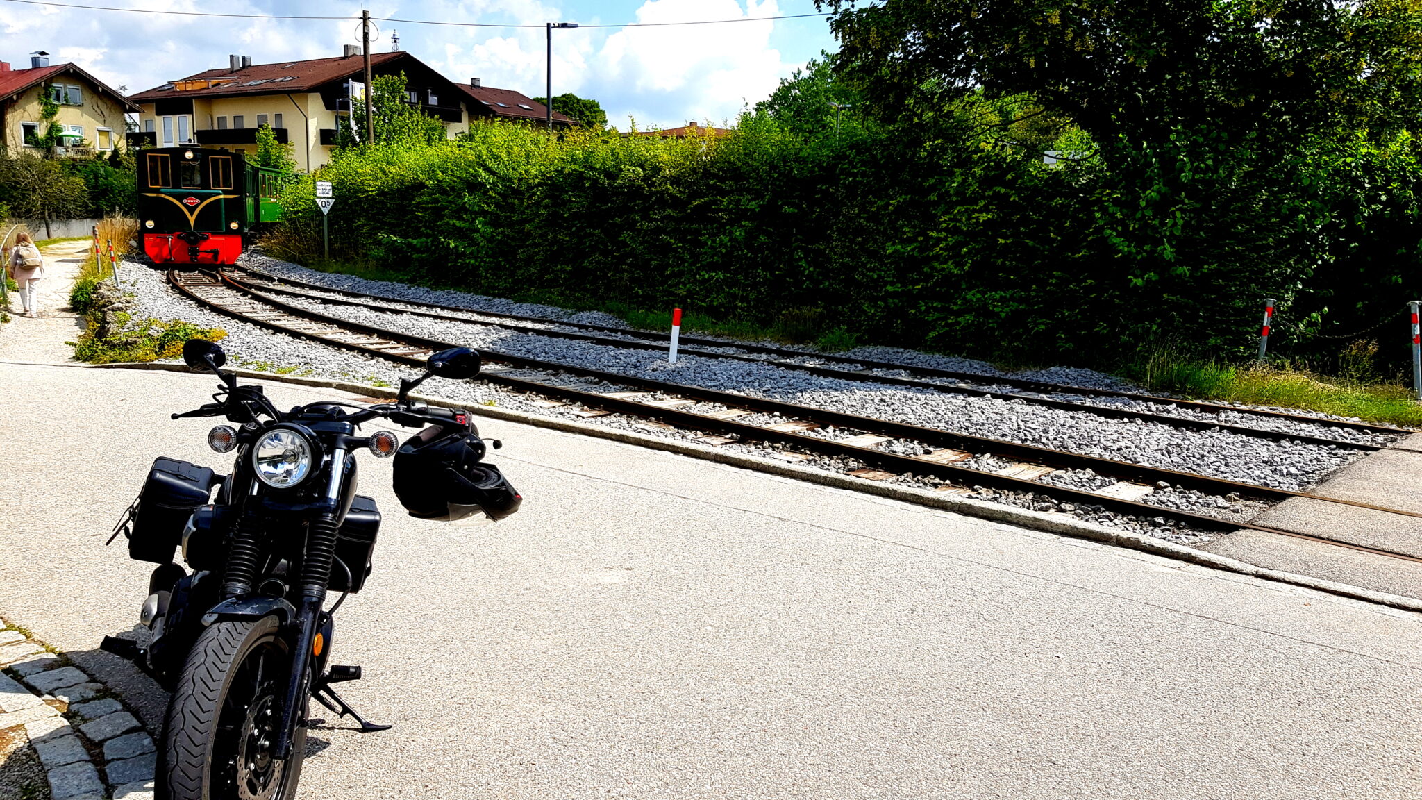 Die Bolt vor der Chiemseebahn