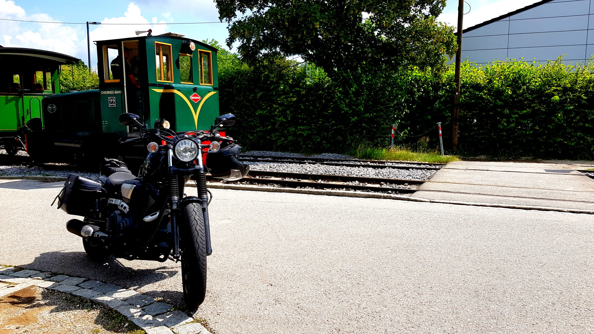 Die Bolt vor der Chiemseebahn