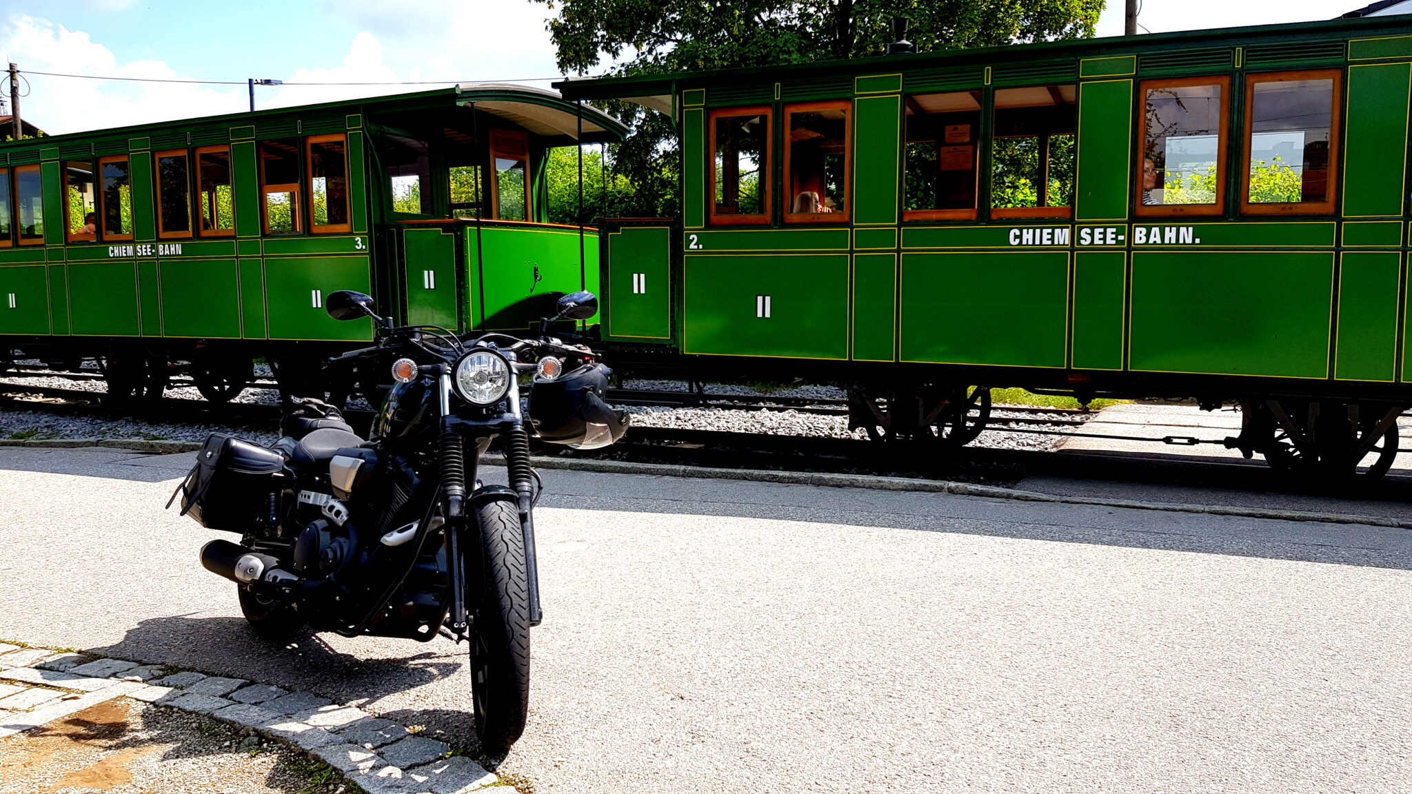 Die Bolt vor der Chiemseebahn