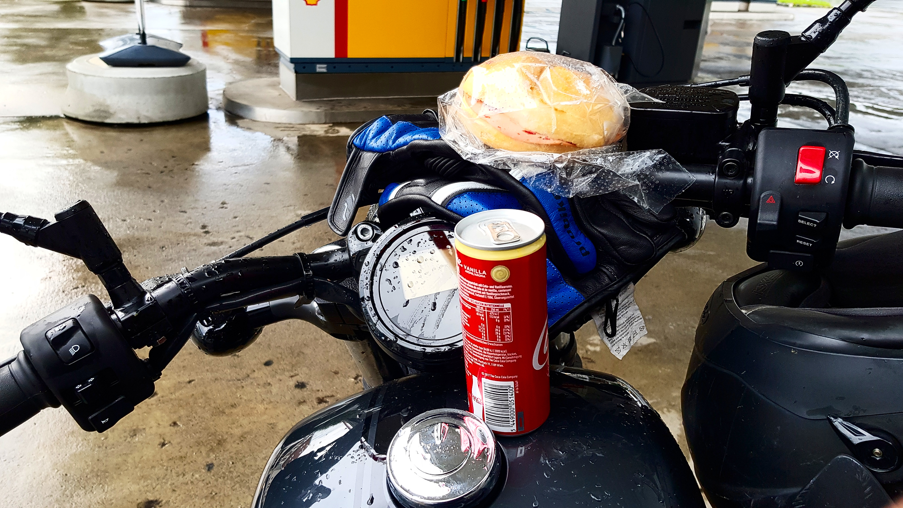 Benzin für die Bolt, Vanilla-Coke und Wurstsemmel für den Fahrer