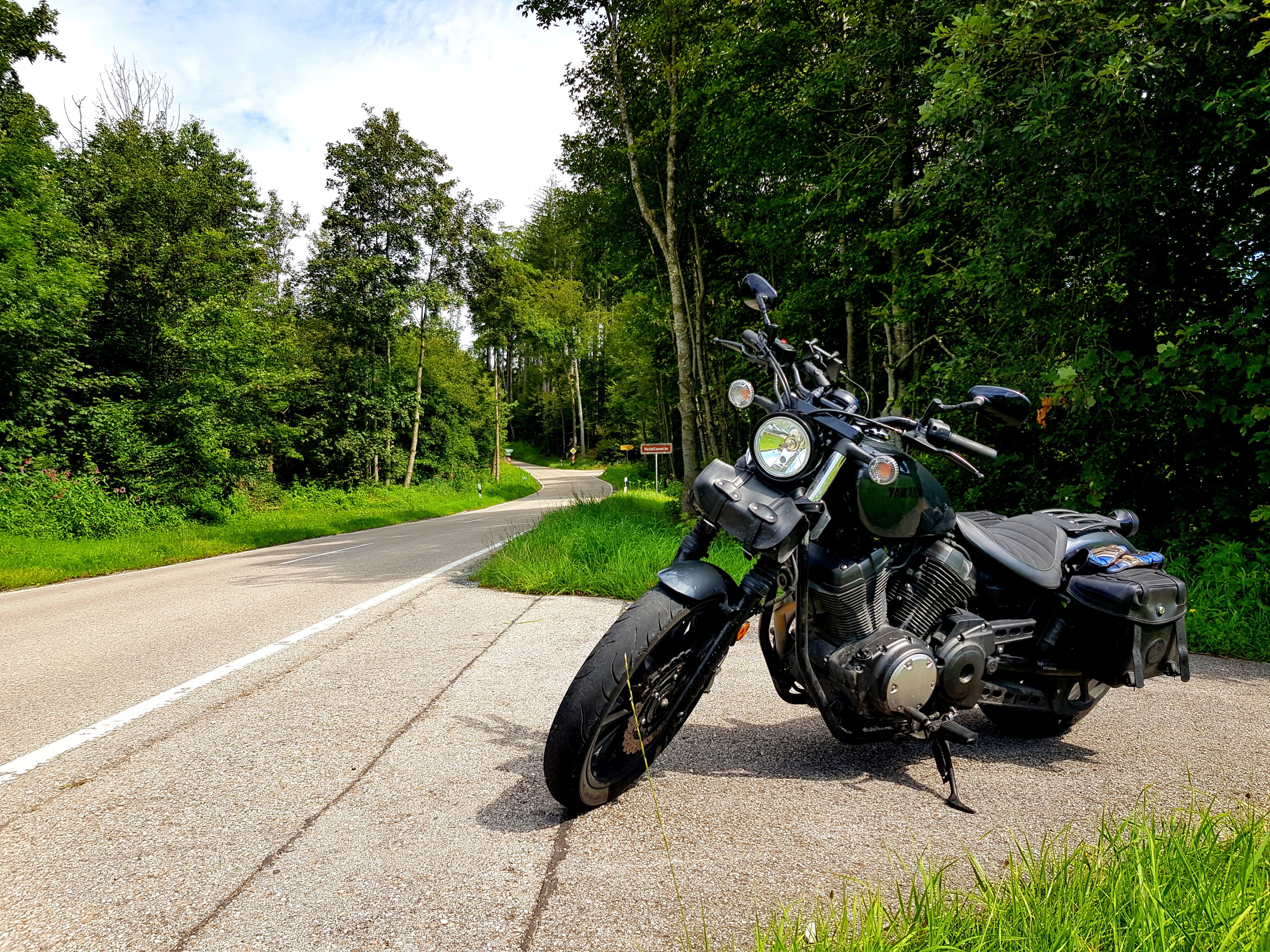 Im Hintergrund das Hinweisschild zur Maximilianseiche