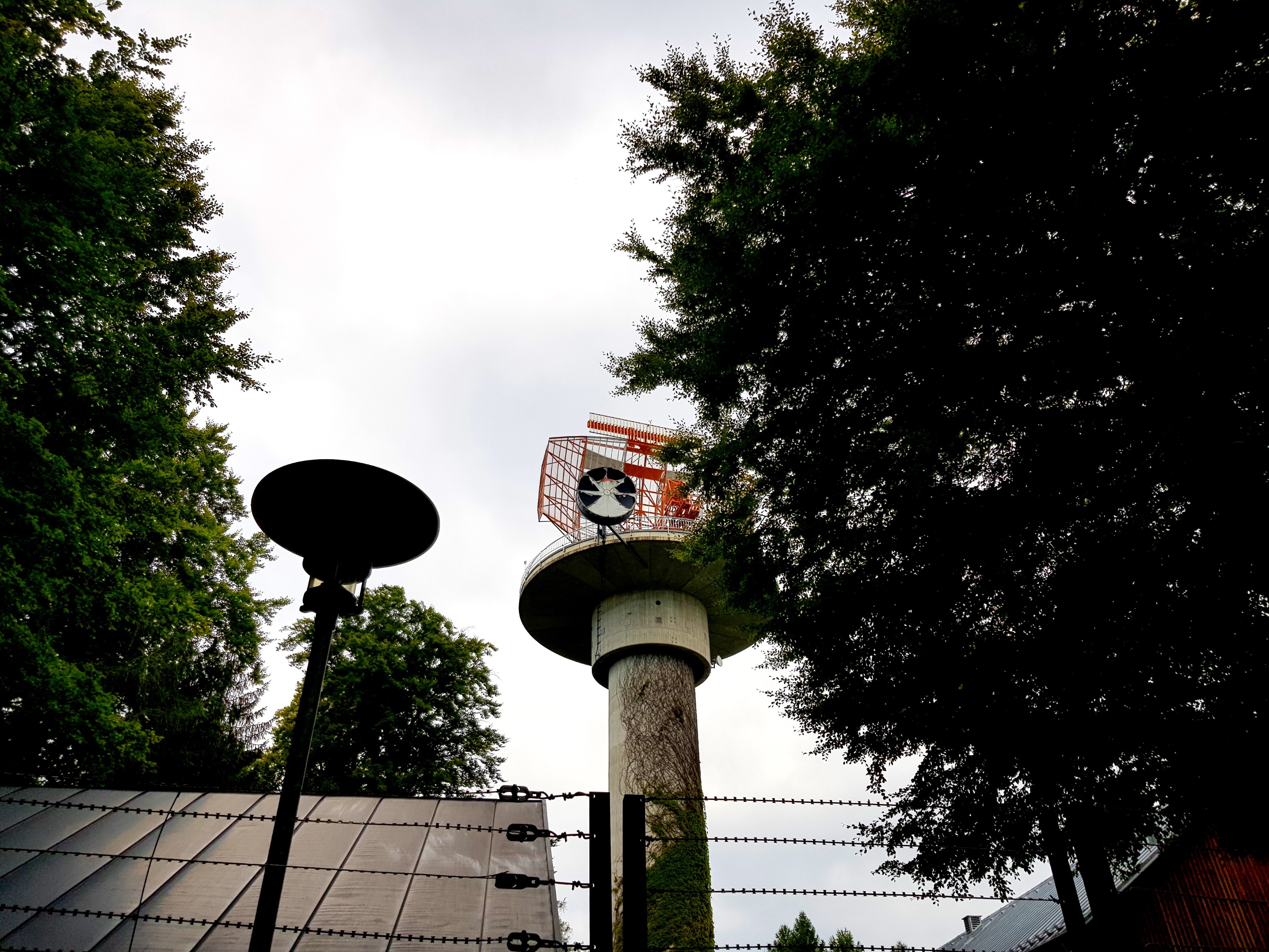 Eine Radaranlage. In Erdbeerberg.