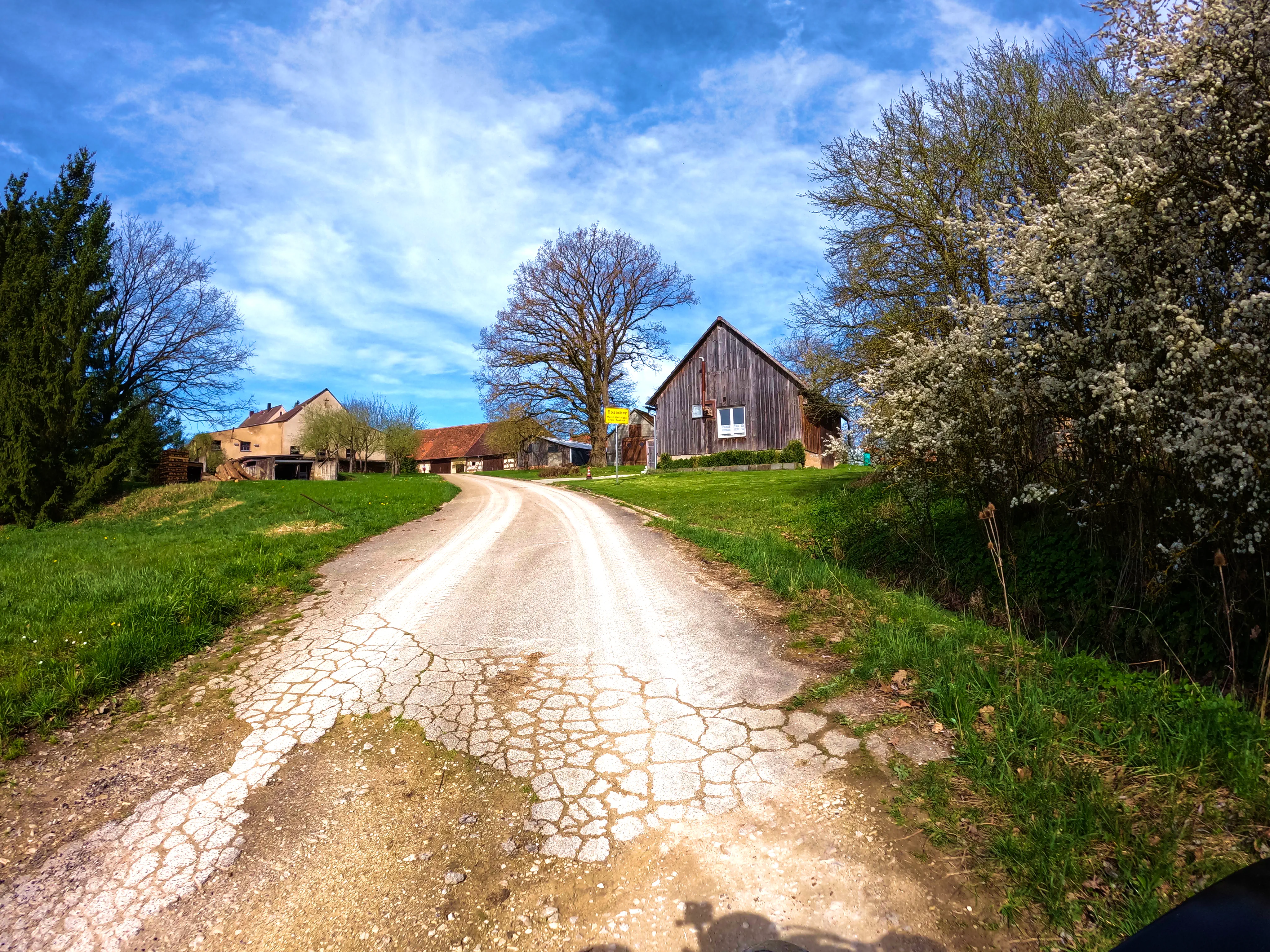 Ab hier gibt es wieder Straße.