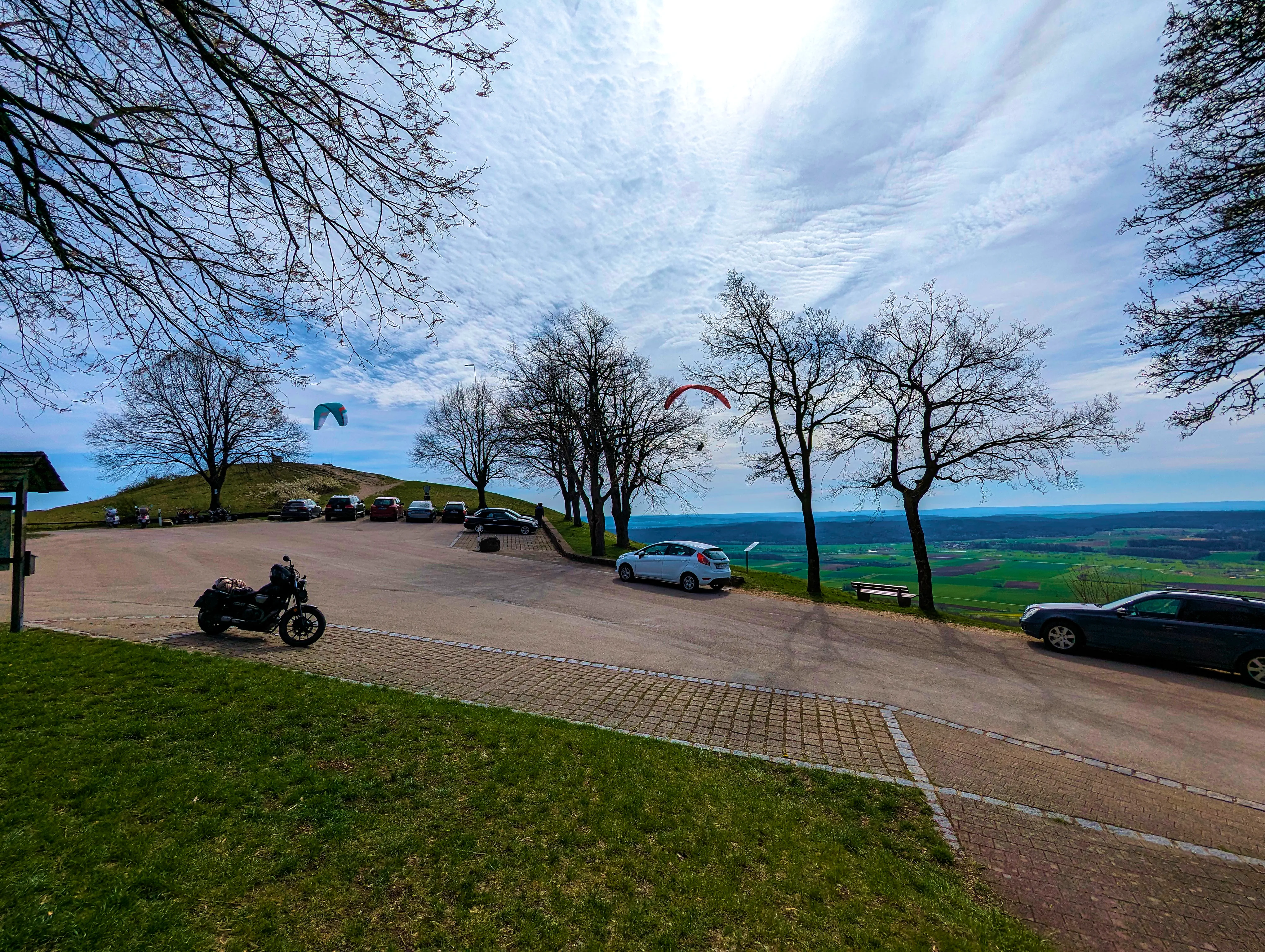 Ausblick vom Hesselberg, inlusive Paraglidern