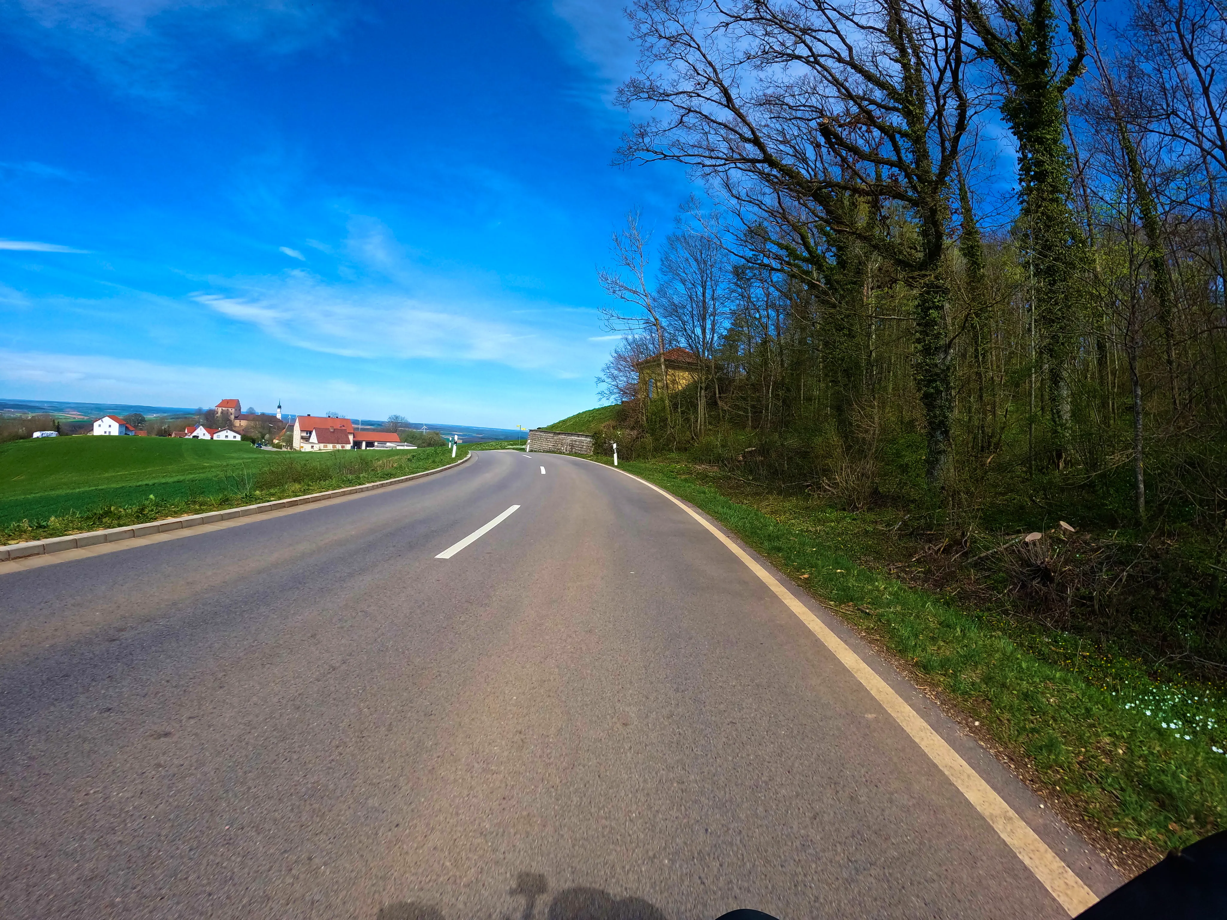 Da, die gelbe Hütte!