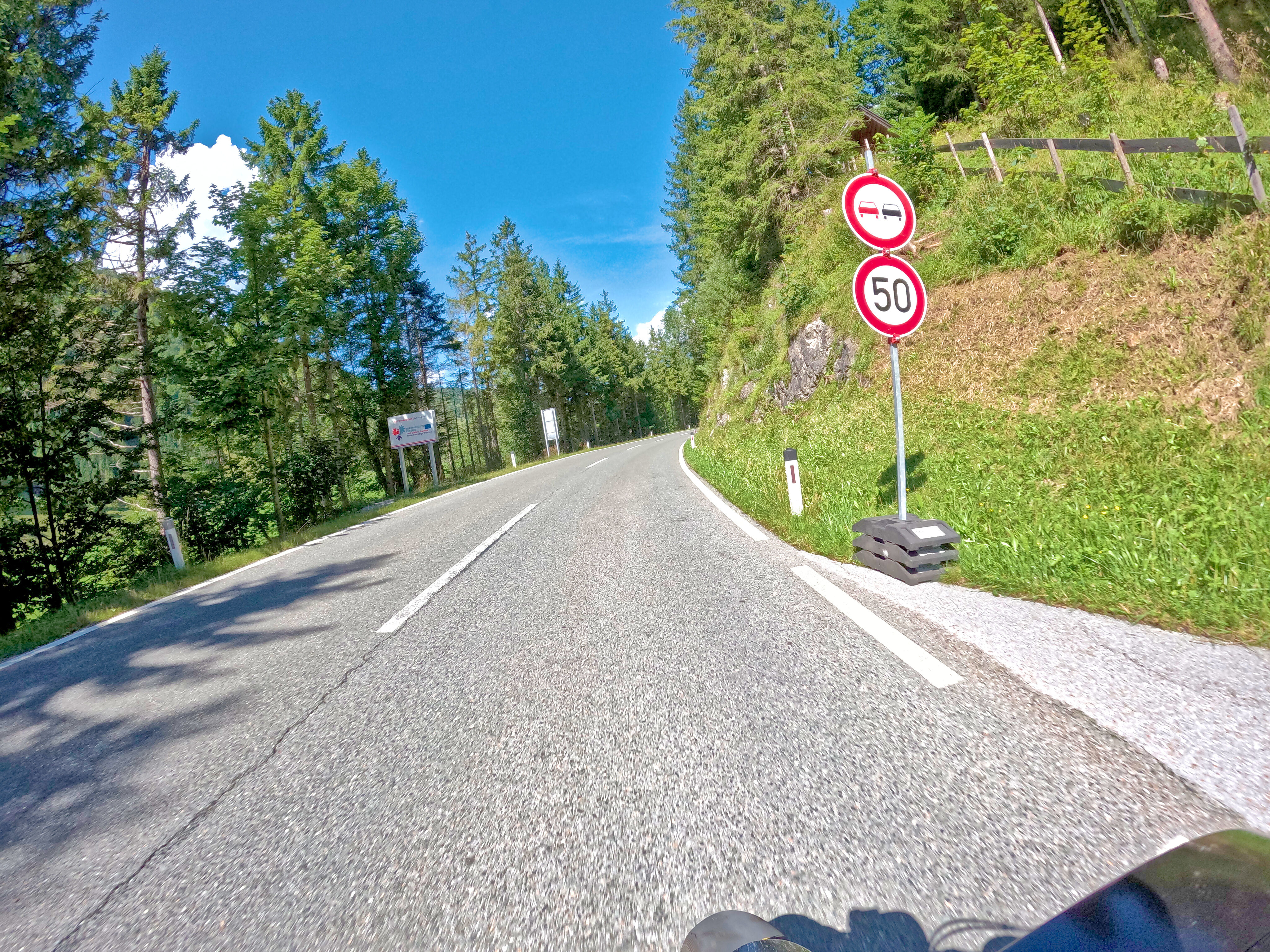 Überholverbot, langsam fahren.