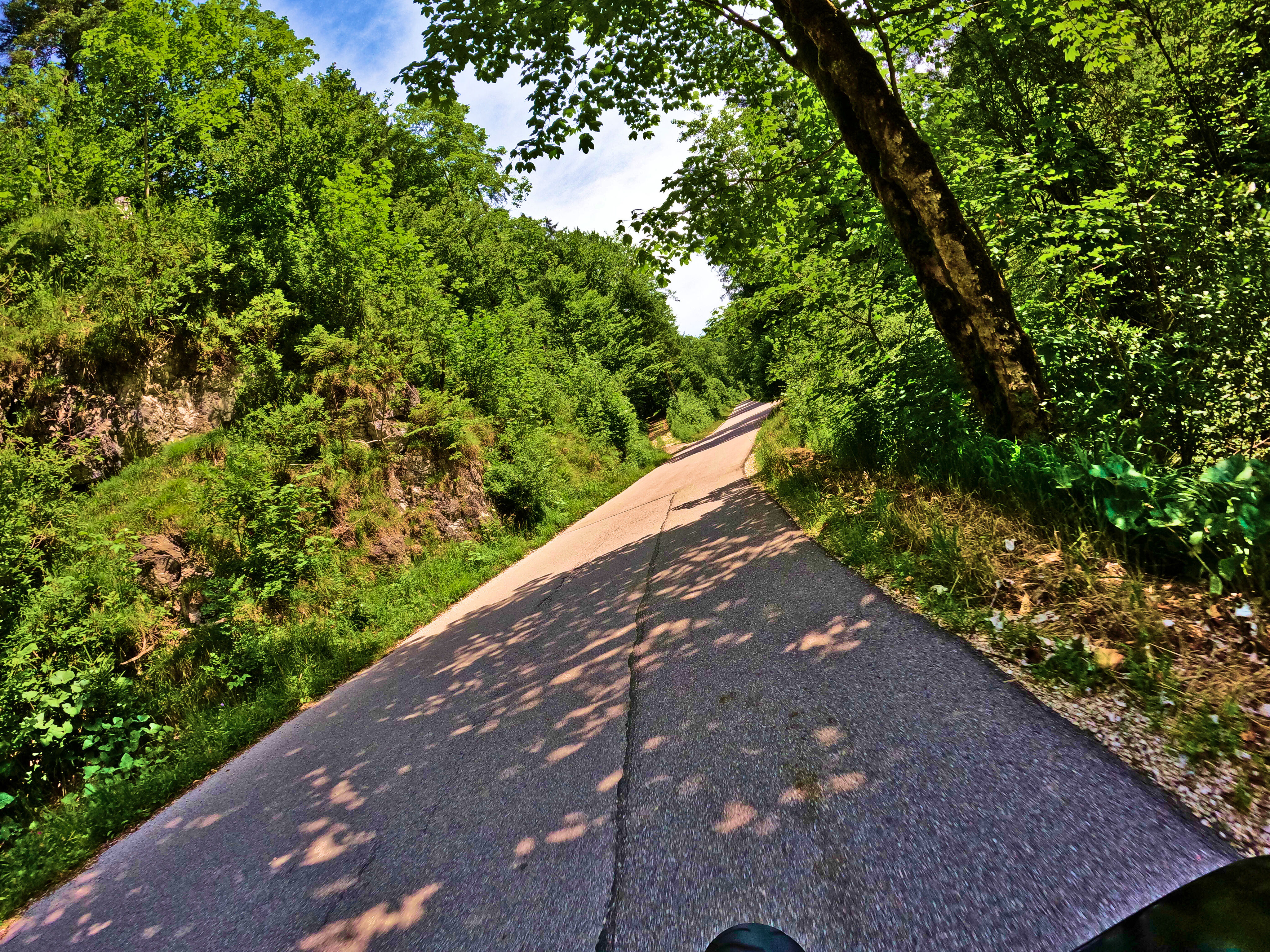 Auf schmaler Straße &hellip;