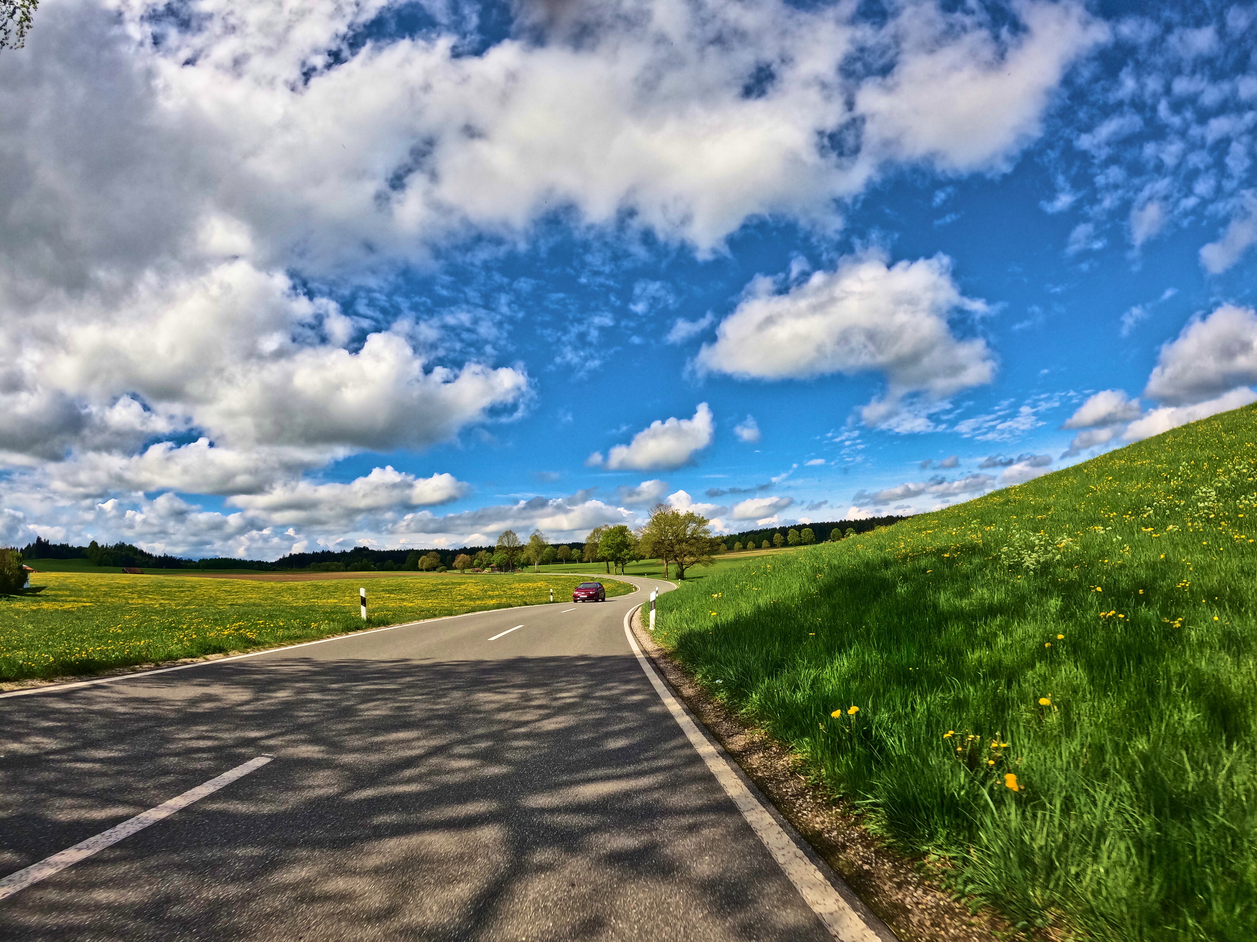 Kurvige Straßen fügen sich in die Landschaft