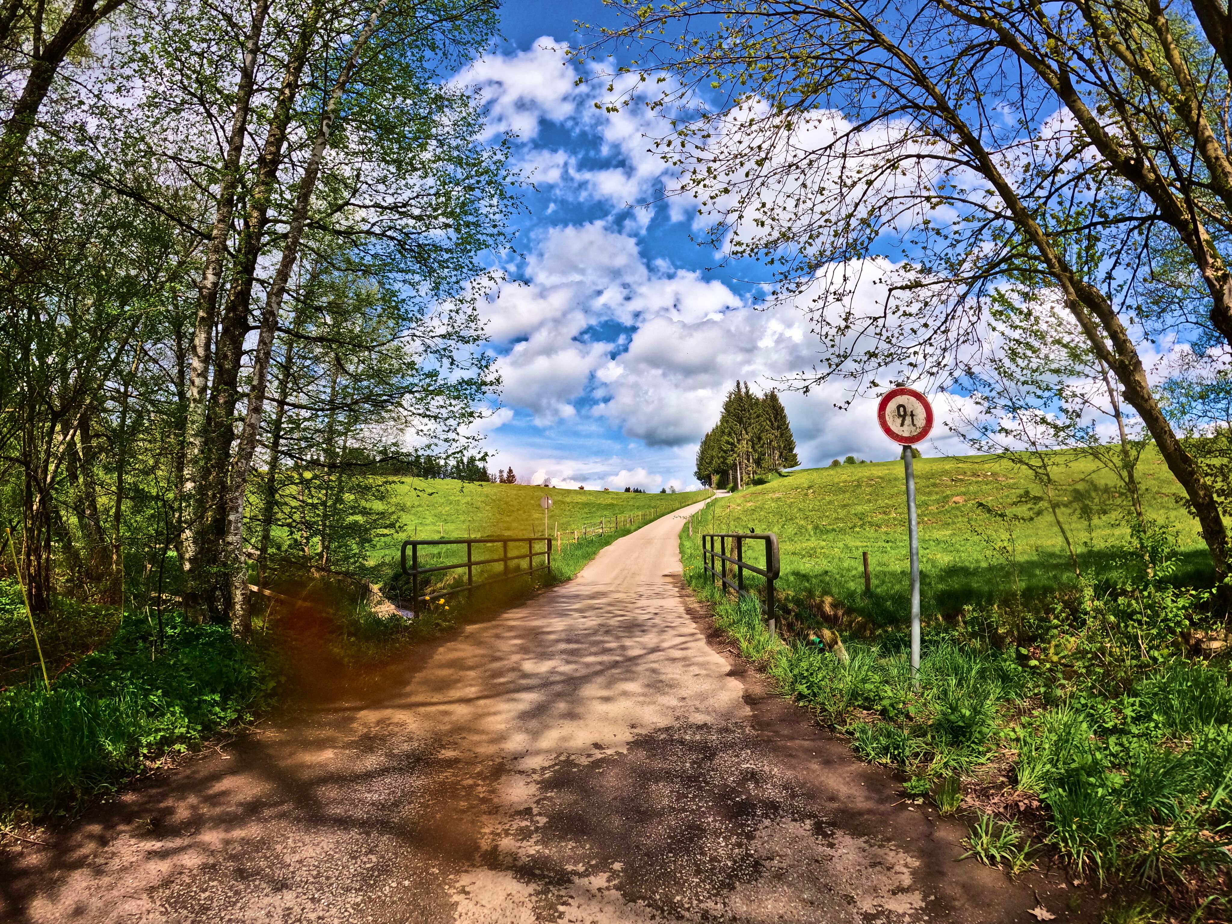 Schmale Straße, fast verpasst