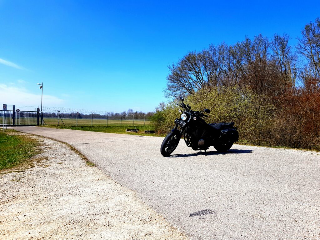 Am Ende der nördlichen Start- und Landebahn