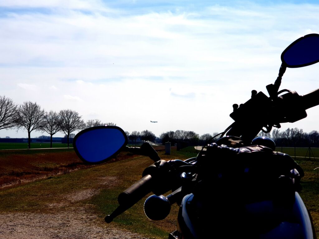 Ein Flugzeug - im Anflug auf die andere Landebahn&hellip;