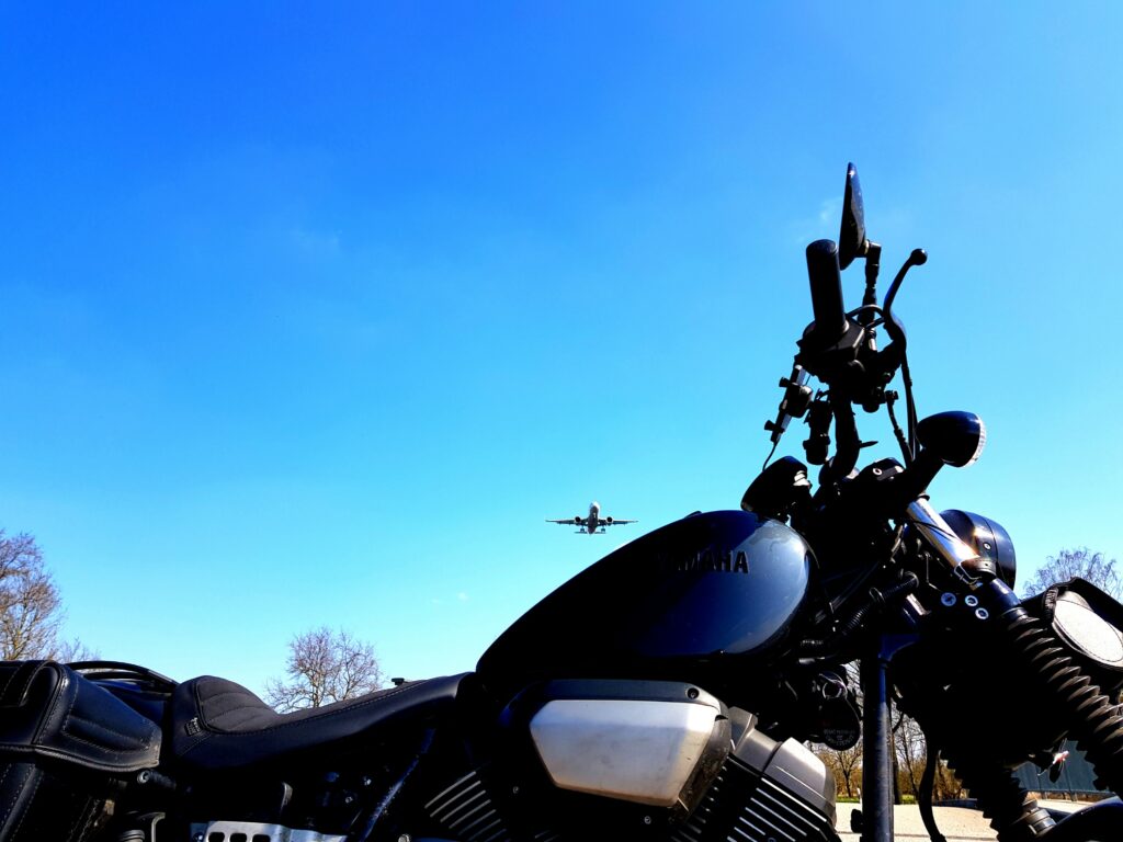 Ein Flugzeug über der Bolt