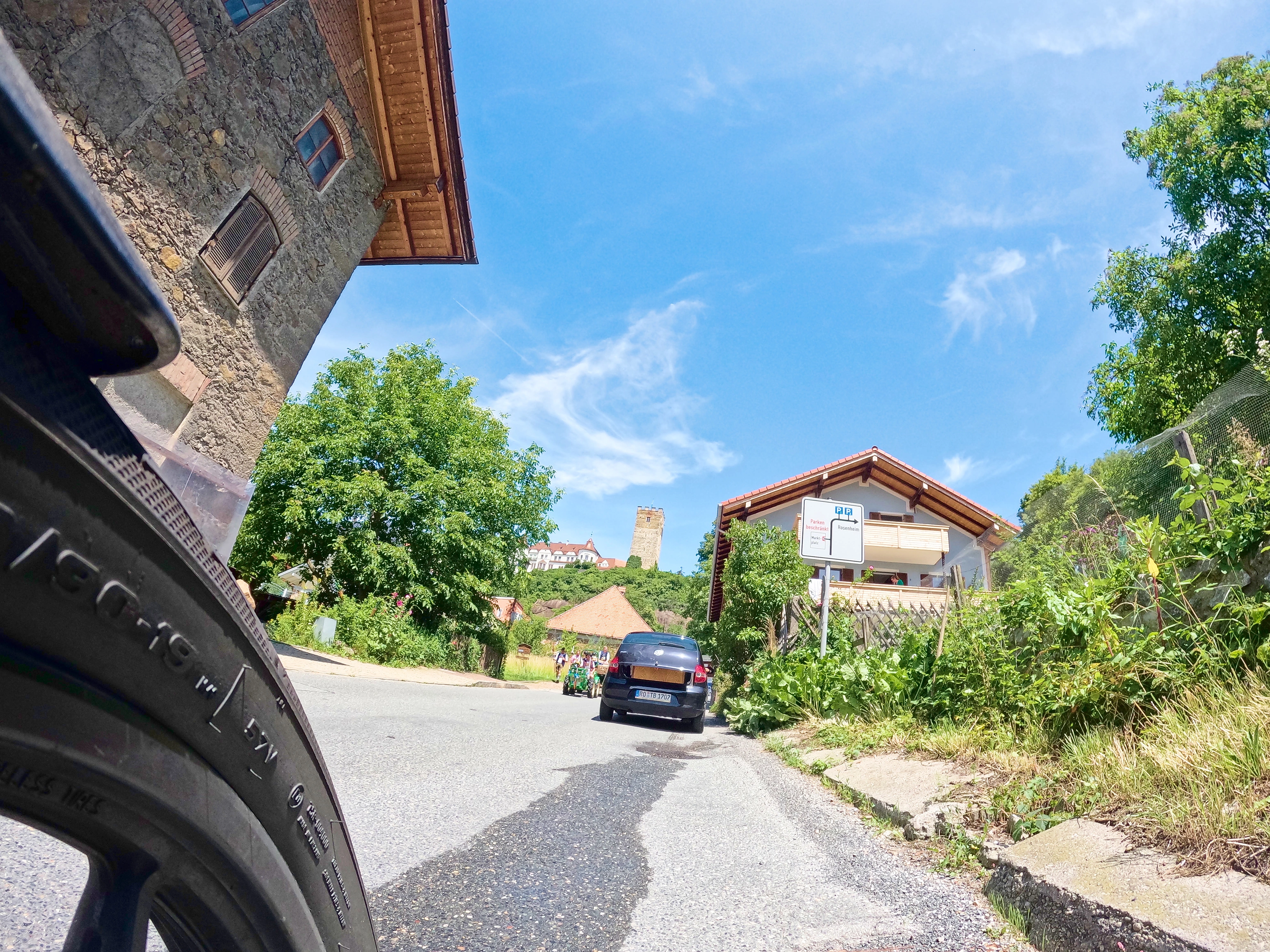 Trachtenumzug mit Oldtimertraktor