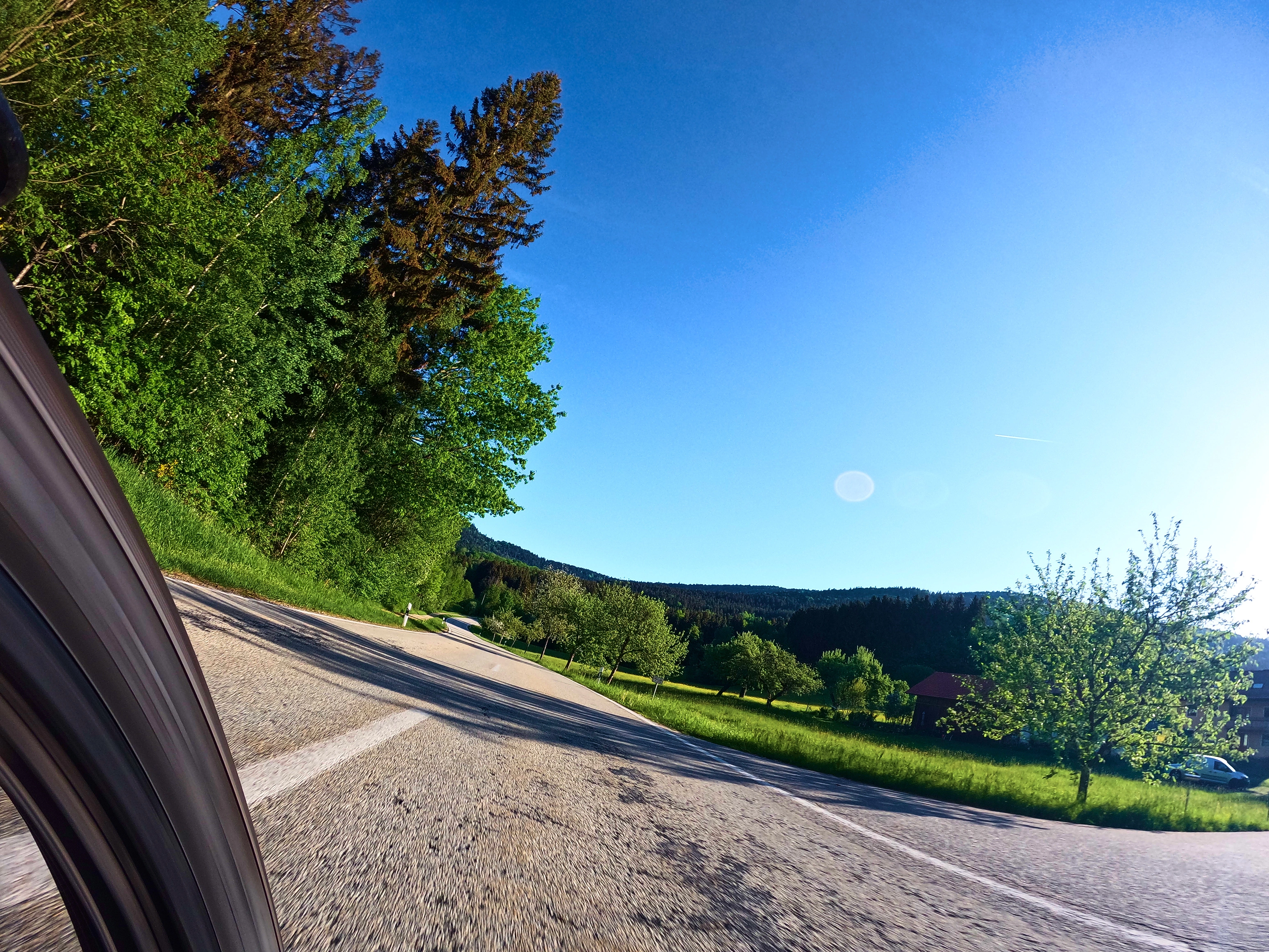 Kurven und sanfte Hügel